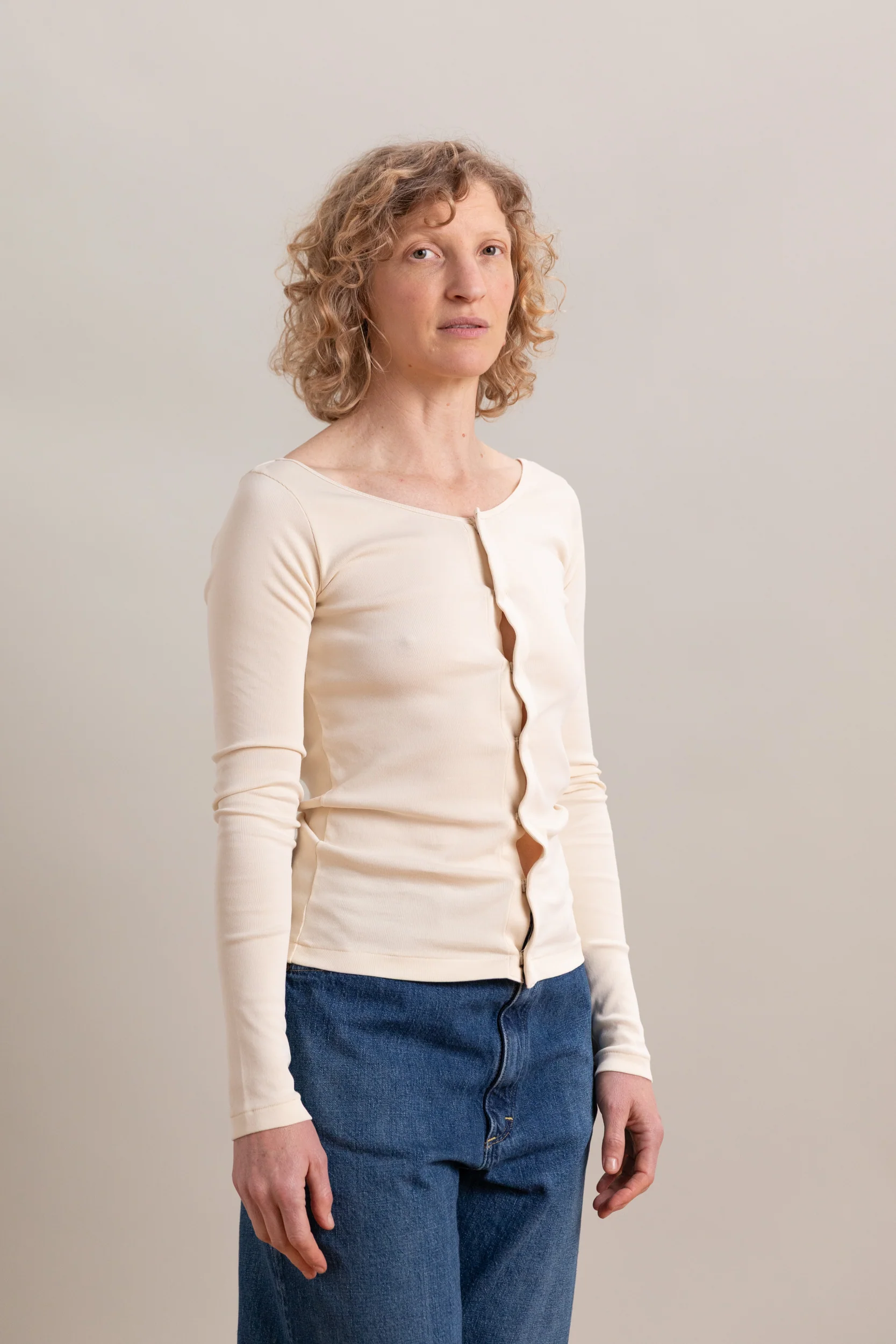 ORGANIC COTTON FINE RIB CARDIGAN IN IVORY - Image 3