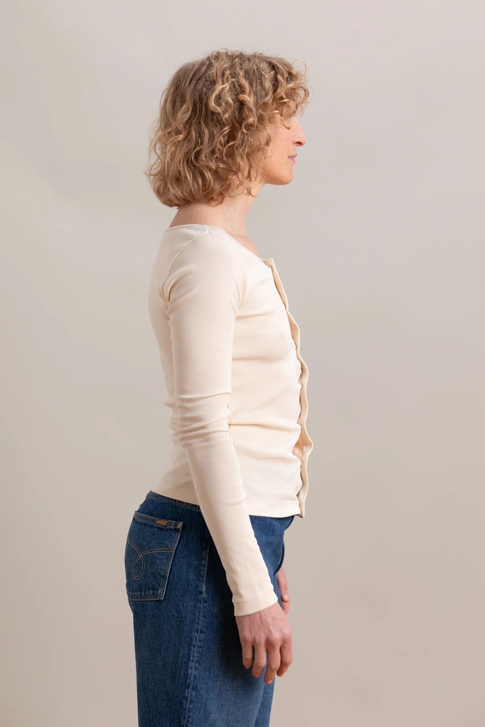 ORGANIC COTTON FINE RIB CARDIGAN IN IVORY - Image 5