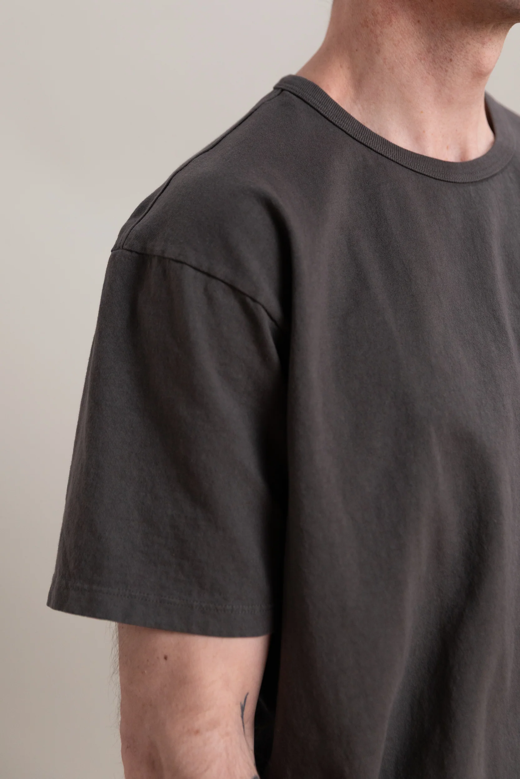 OUR TEE SHIRT IN PEWTER - Image 6