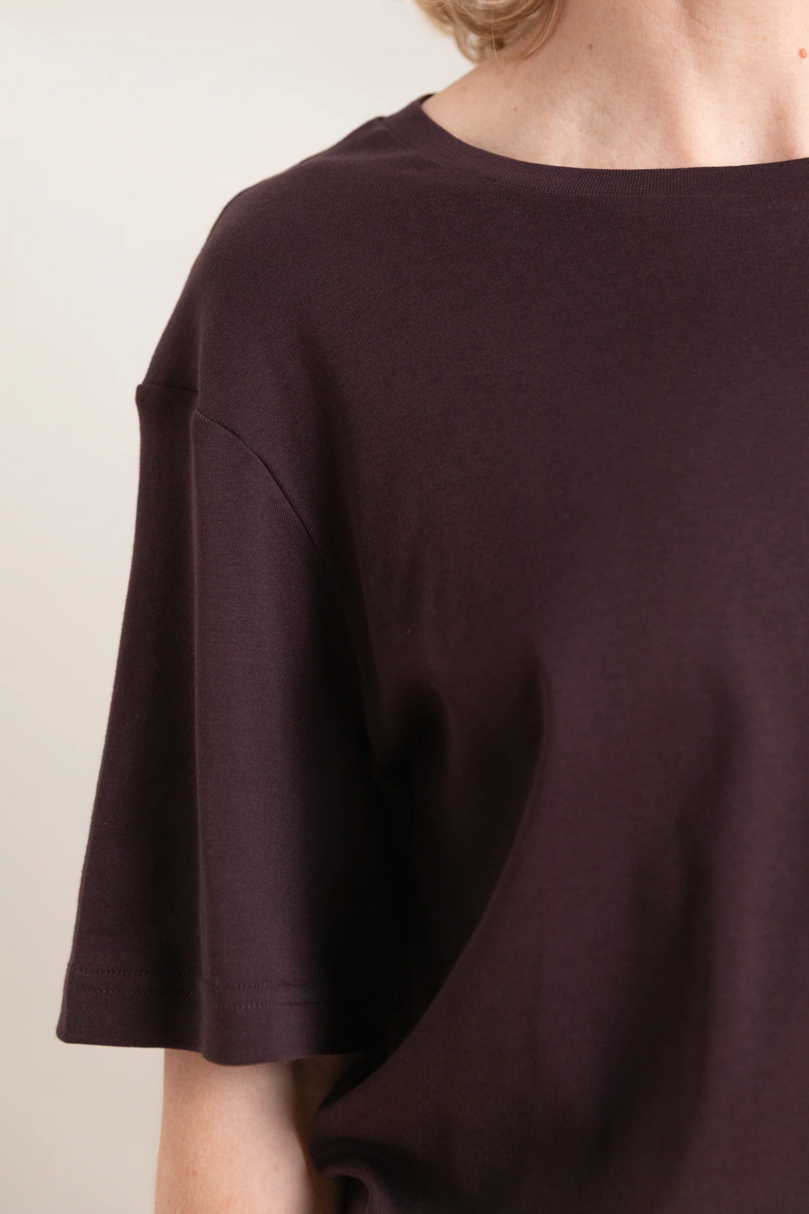 OVERSIZED T-SHIRT IN DARK BROWN - Image 5