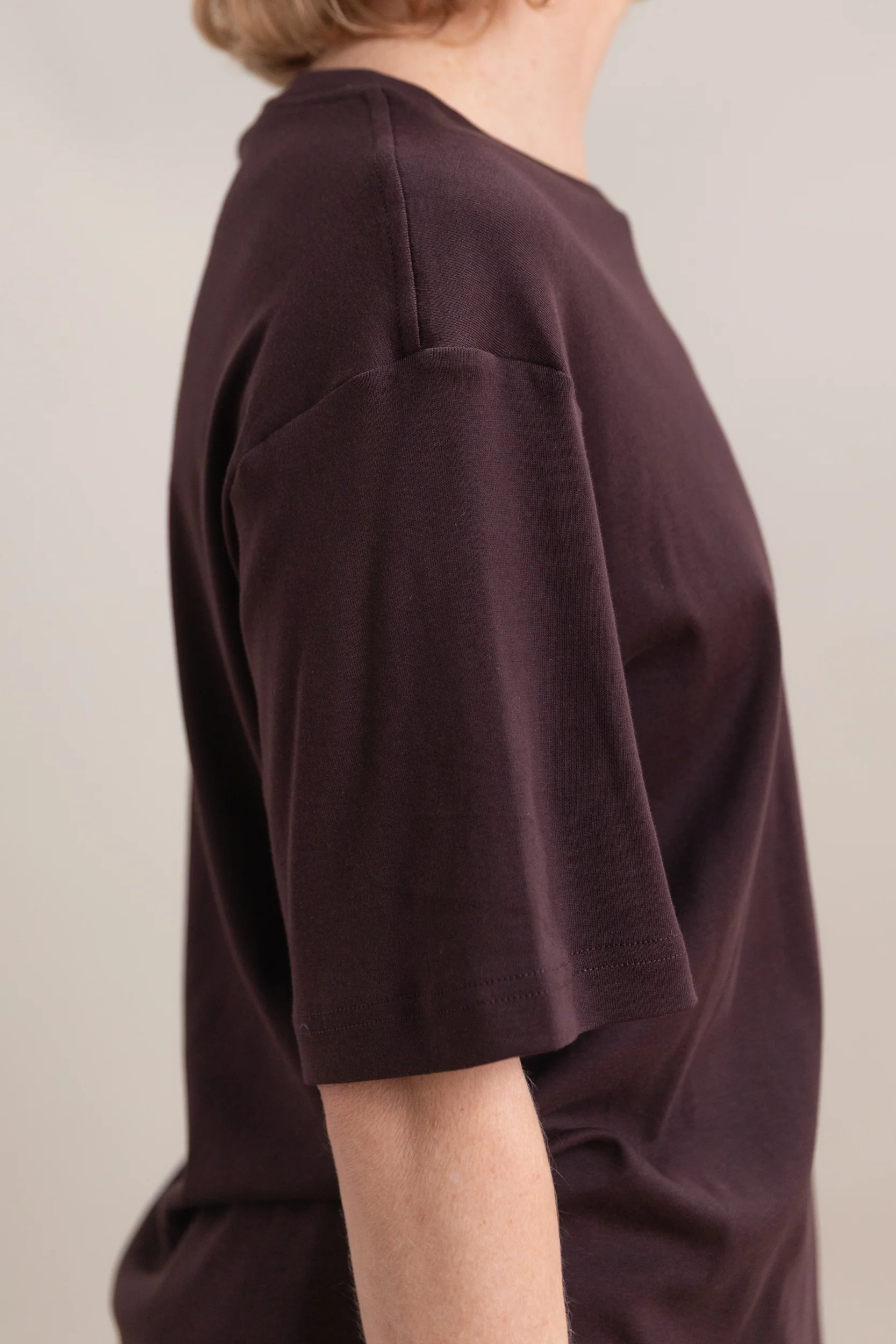 OVERSIZED T-SHIRT IN DARK BROWN - Image 6