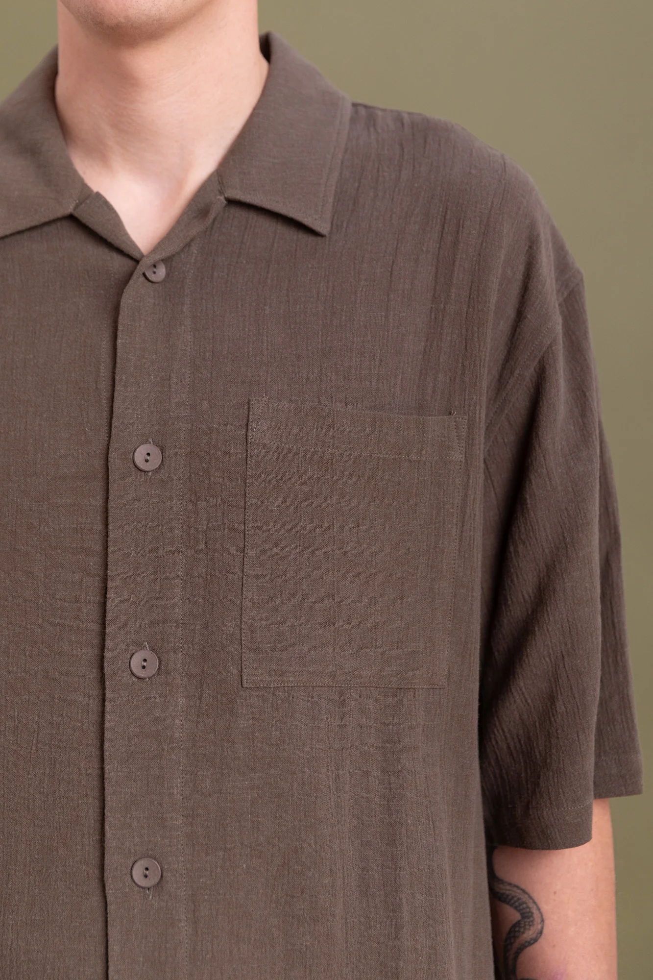 PASEO SHIRT IN CHARCOAL - Image 2