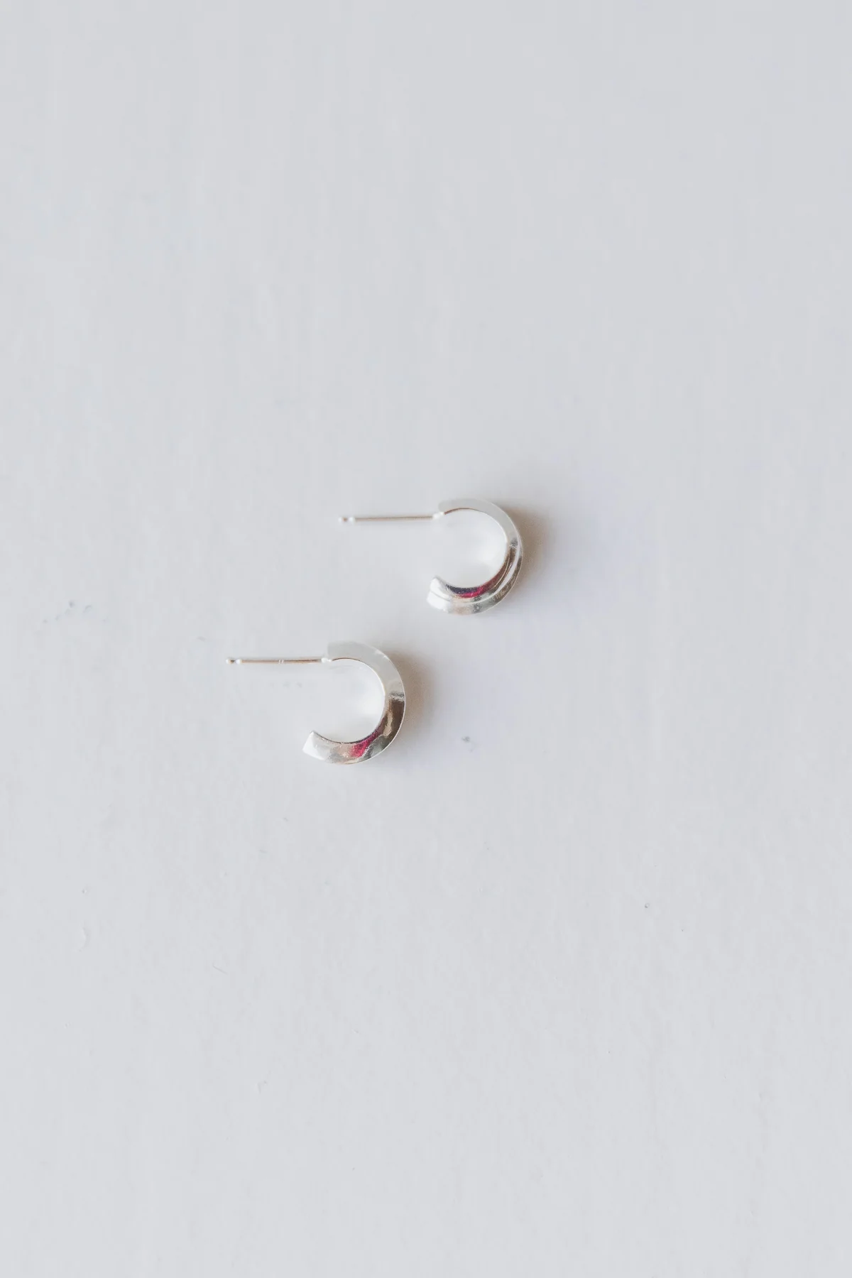 PETITE HERA HOOPS IN SILVER - Image 4