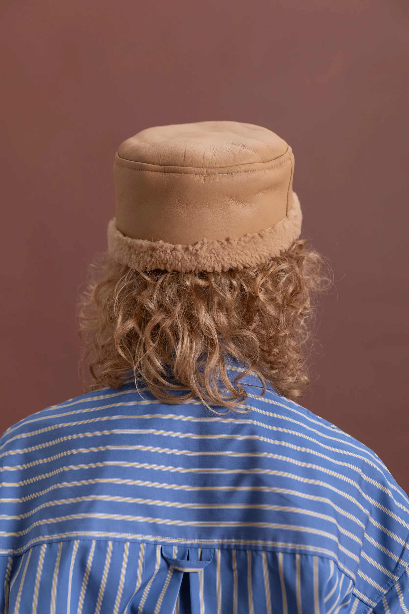 PILL BOX HAT IN TAN LEATHER BACK CURLY SHEEPSKIN - Image 5