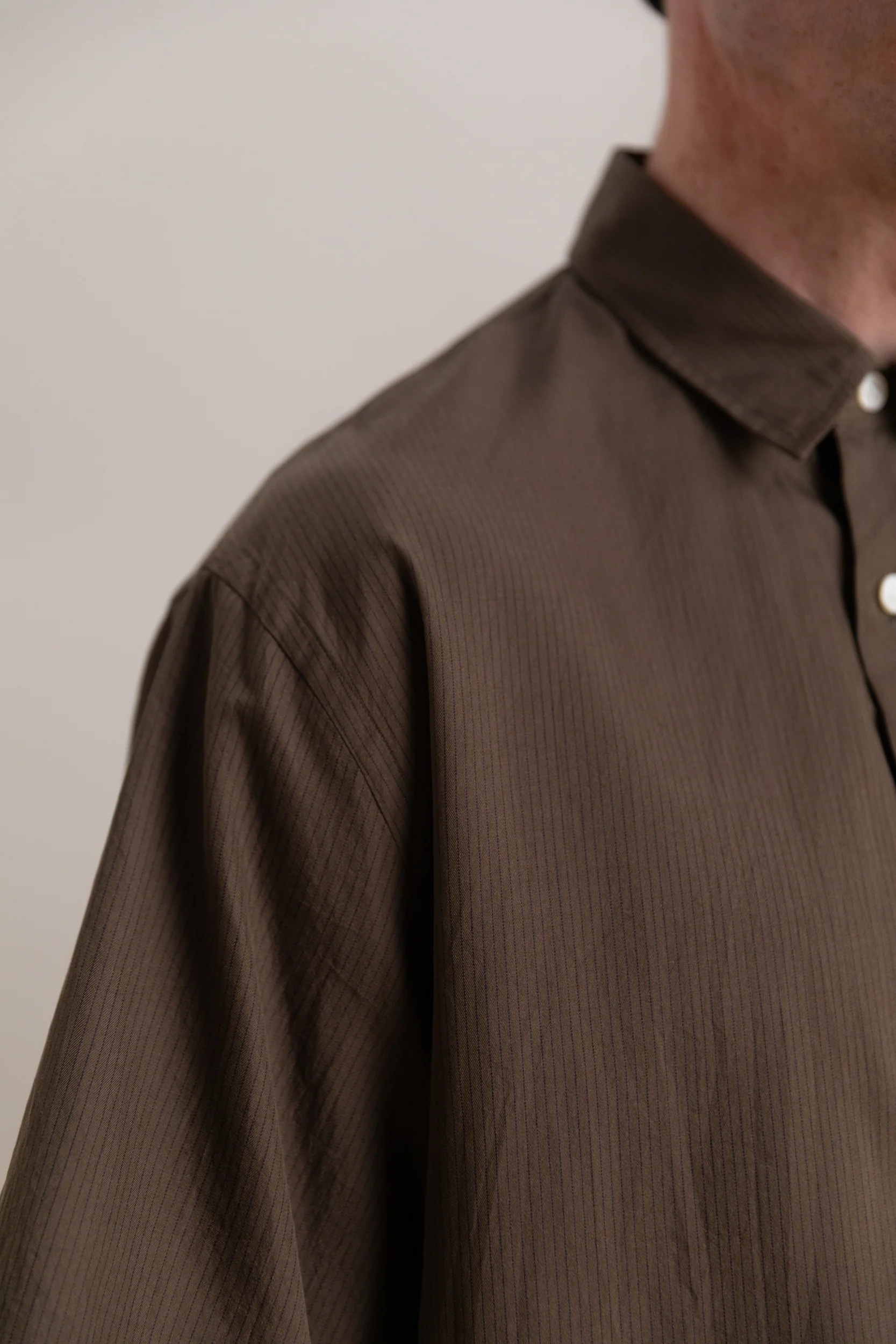 PLAIN SHORT SLEEVE SHIRT IN BROWN COTTON SILK STRIPE - Image 2