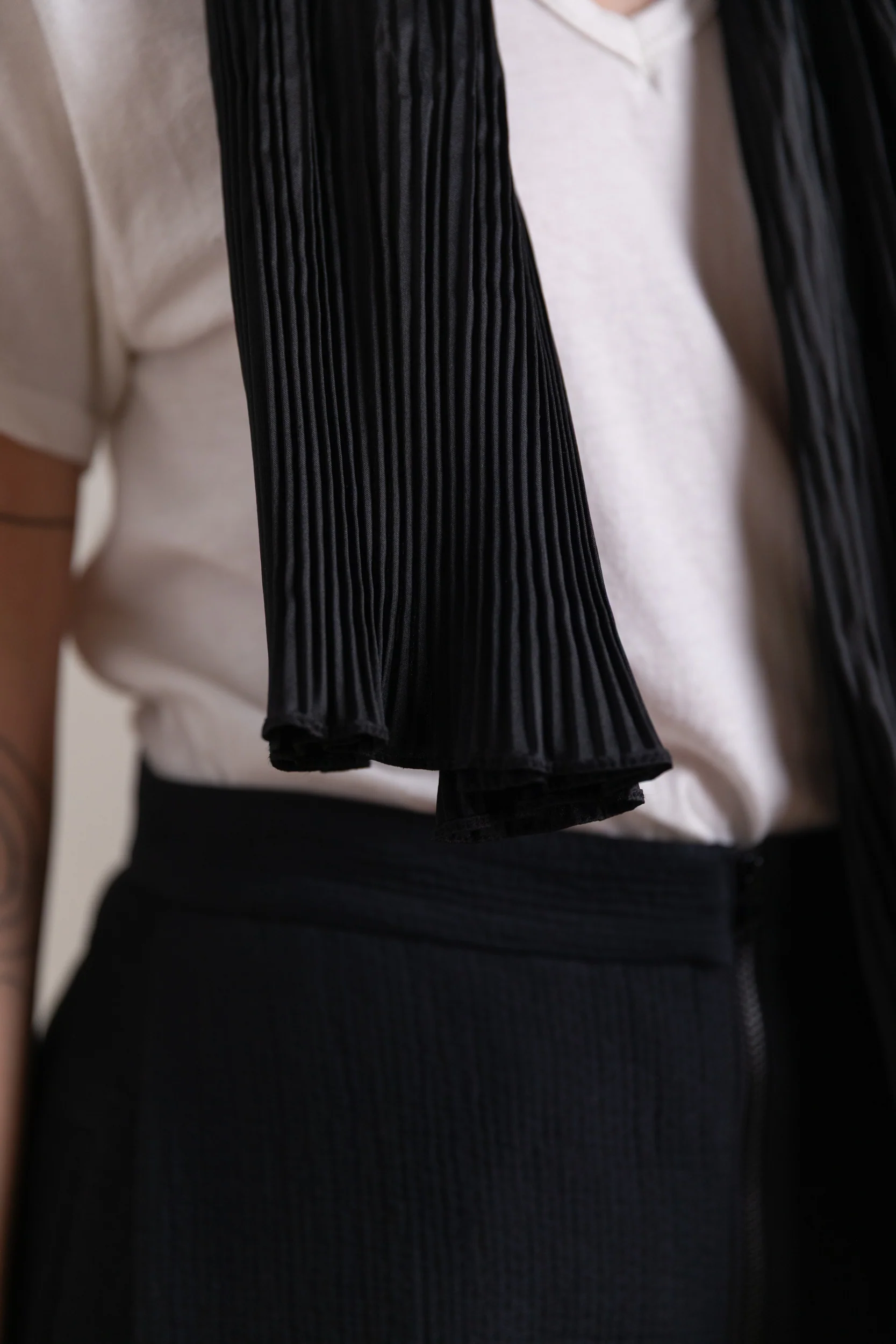 PLEATED SCARF IN BLACK SILK DUPION - Image 2