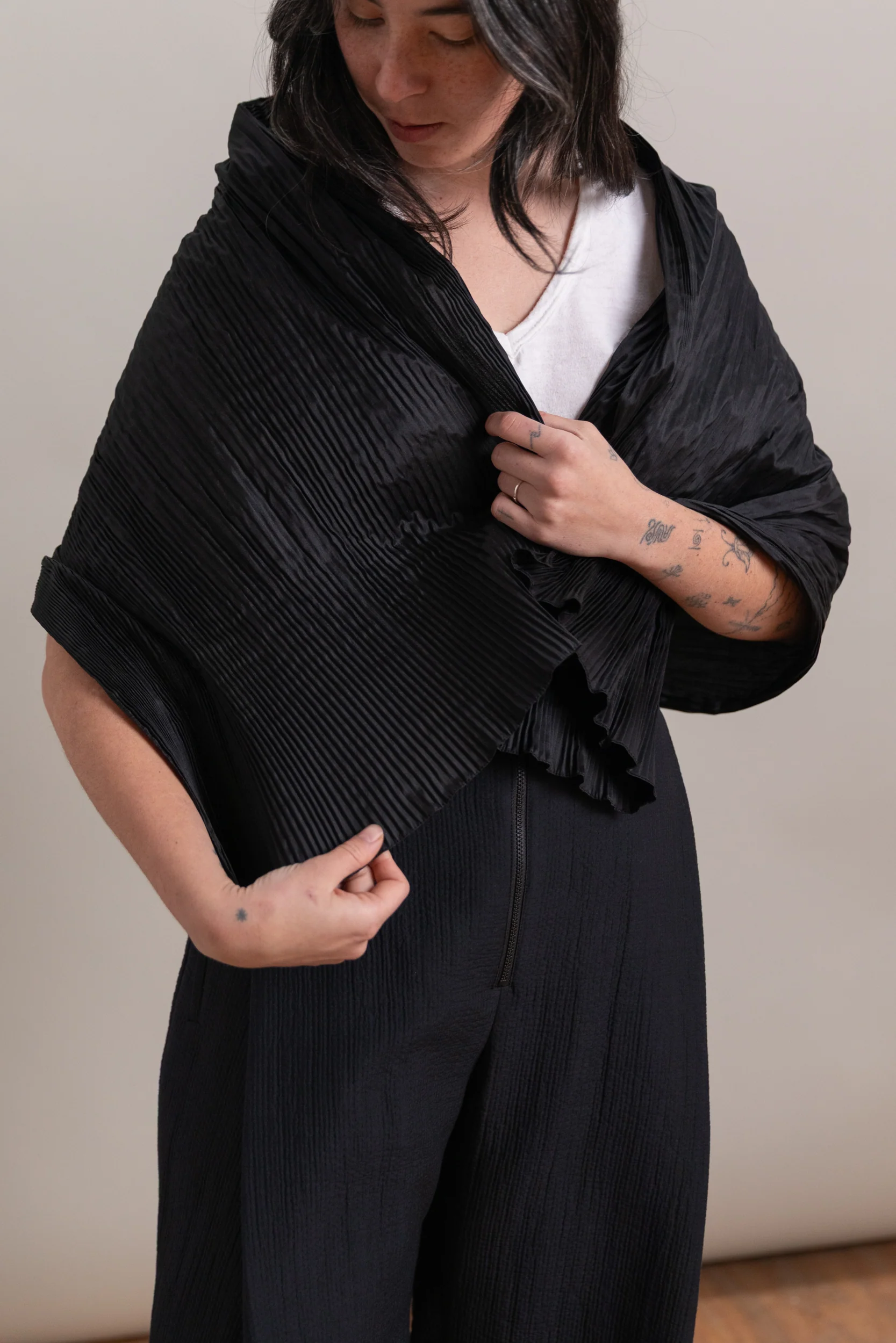 PLEATED SCARF IN BLACK SILK DUPION - Image 5