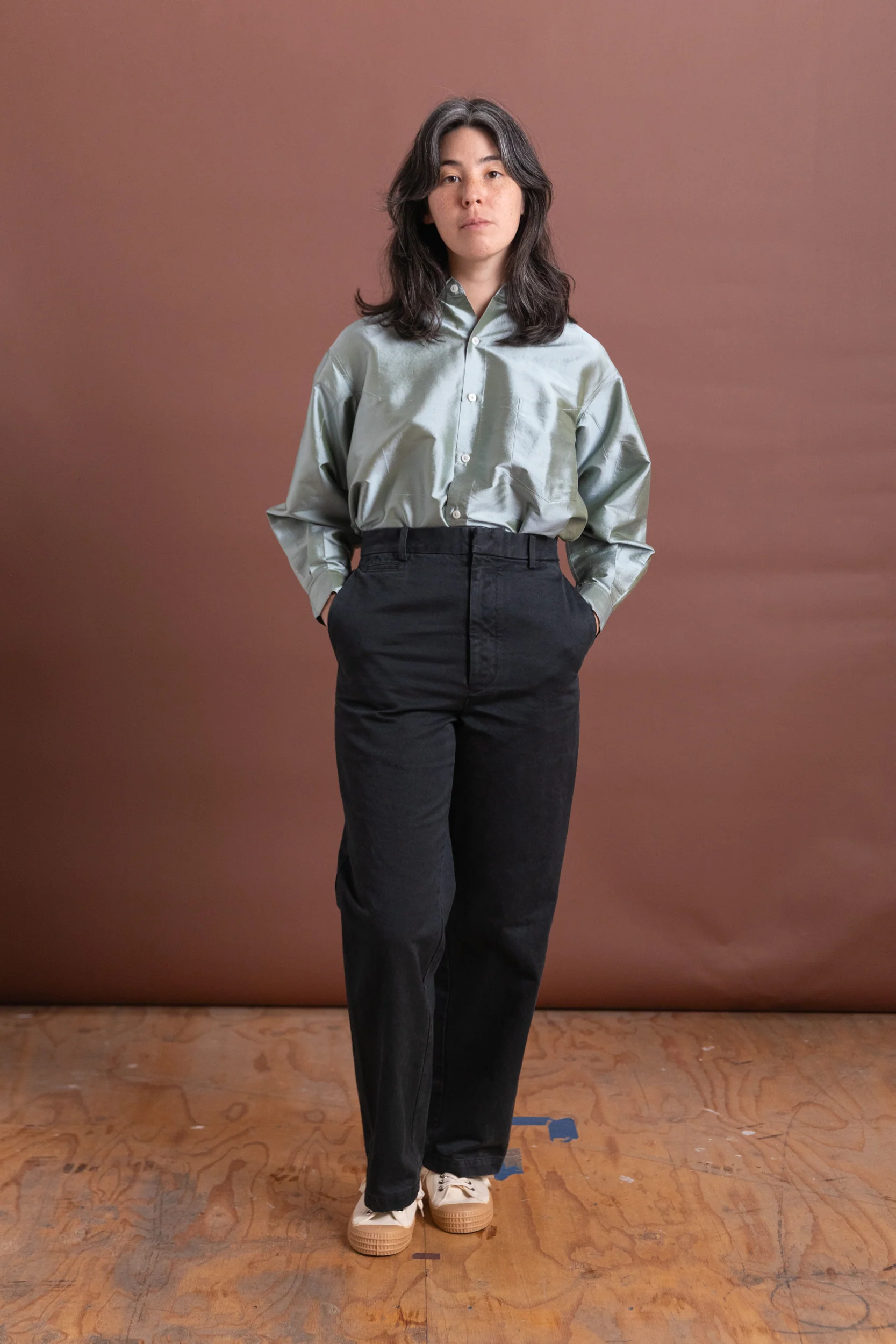 PRODUCT DYED FINX CHINO NARROW PANTS IN BLACK - Image 3