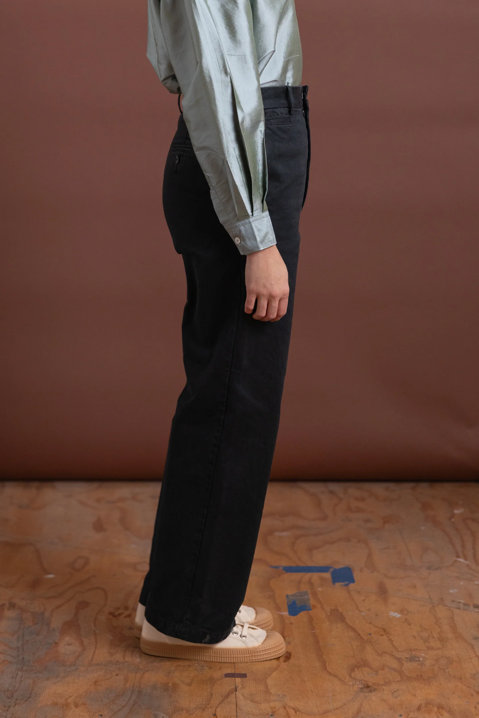 PRODUCT DYED FINX CHINO NARROW PANTS IN BLACK - Image 4