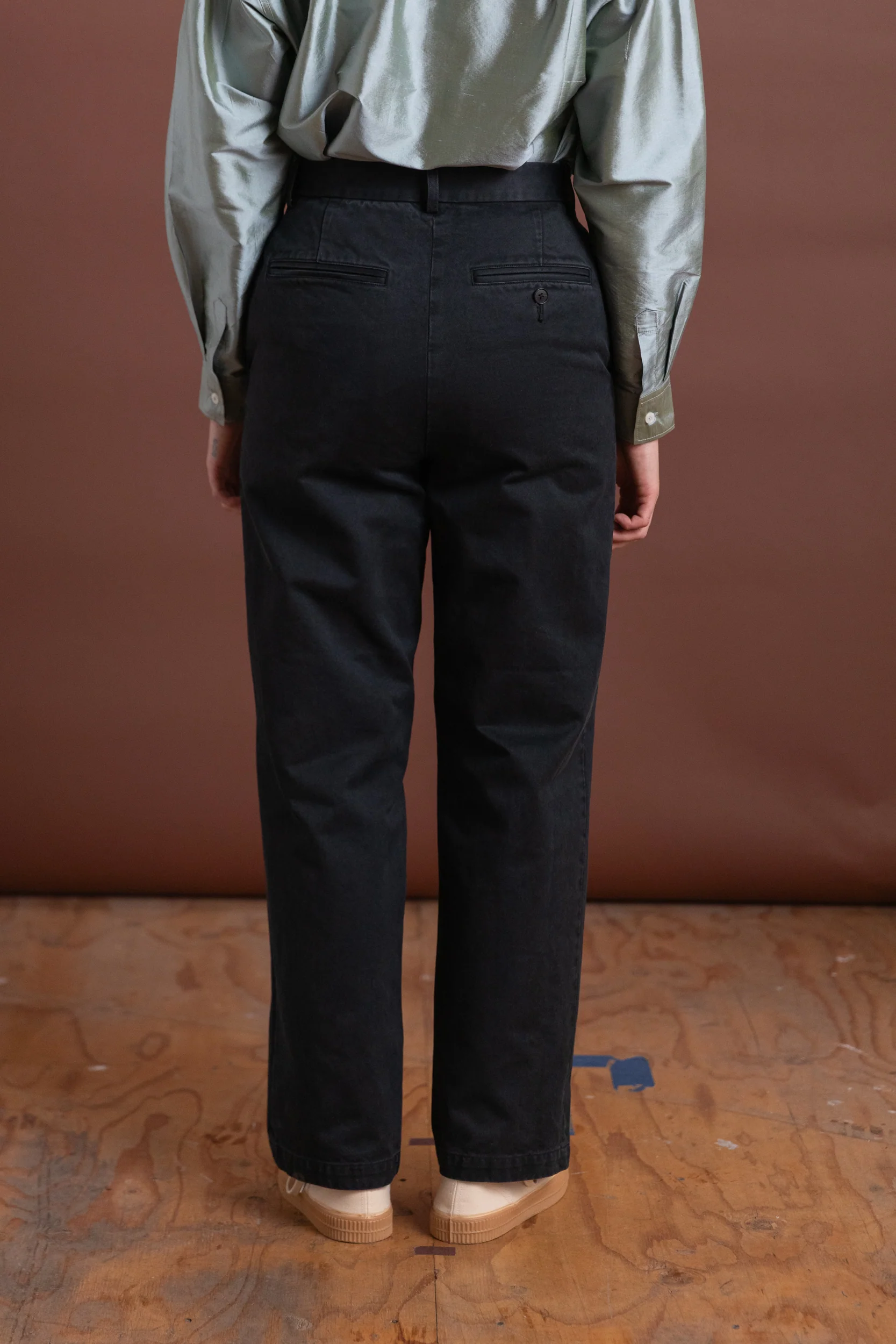PRODUCT DYED FINX CHINO NARROW PANTS IN BLACK - Image 5