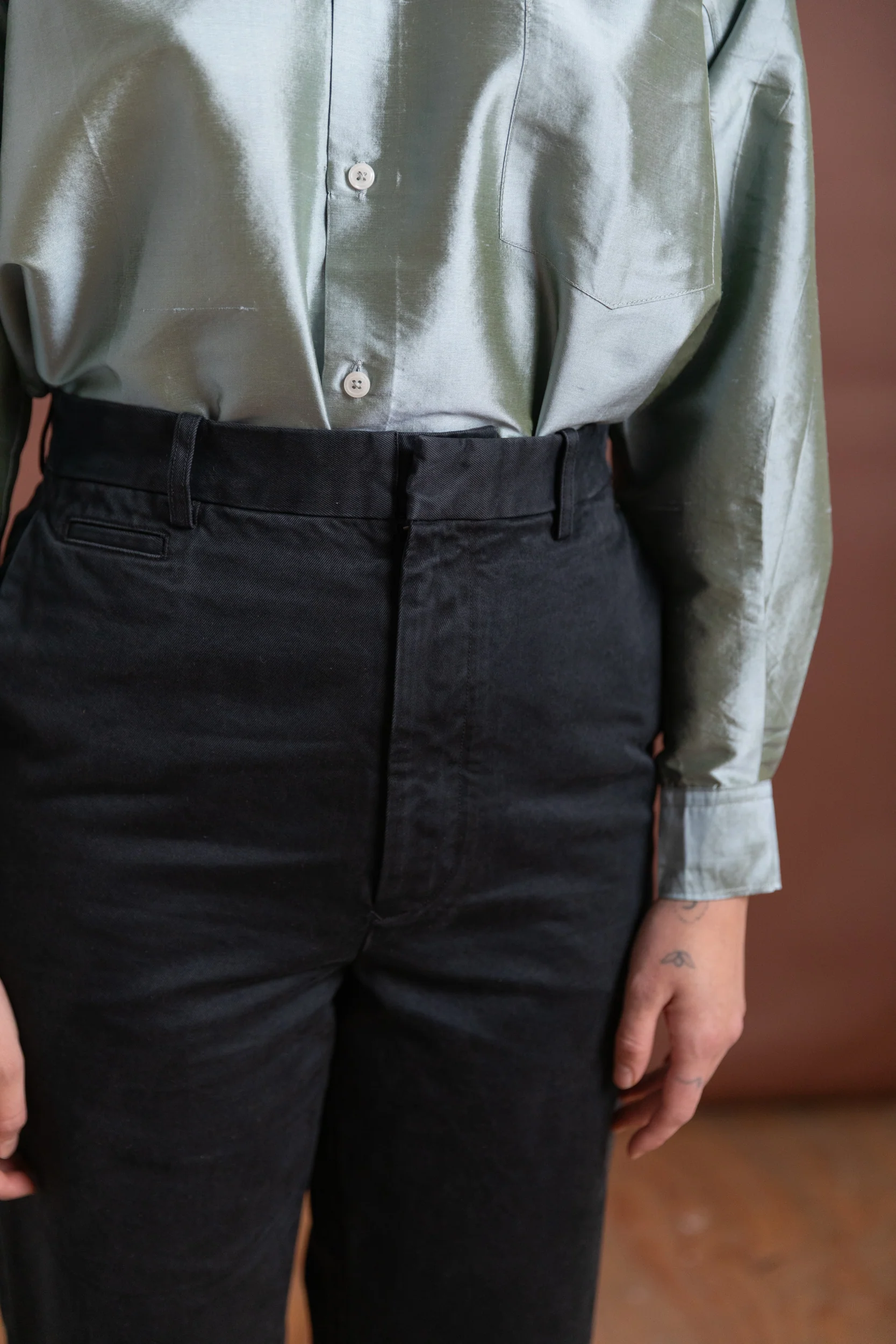 PRODUCT DYED FINX CHINO NARROW PANTS IN BLACK - Image 6