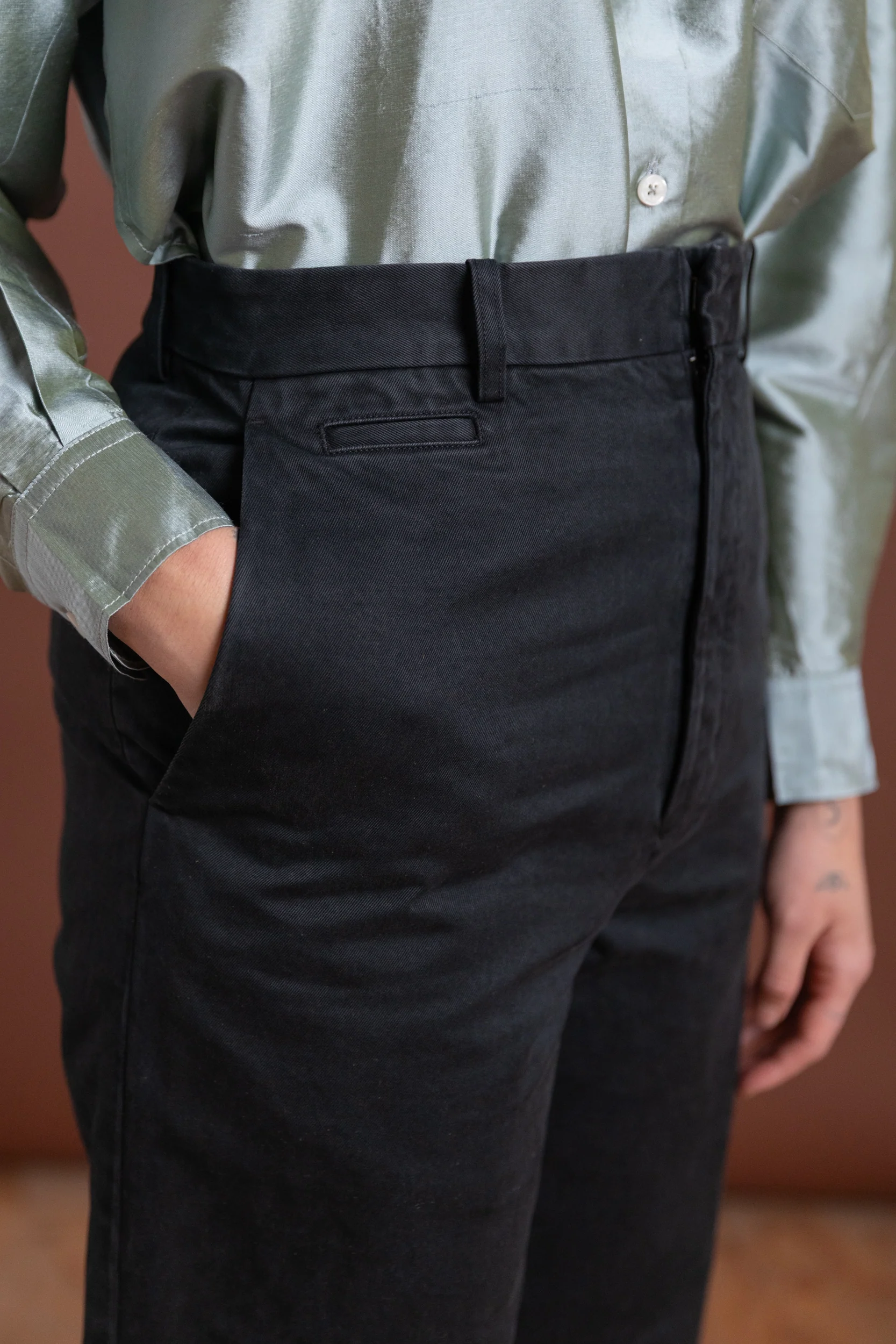 PRODUCT DYED FINX CHINO NARROW PANTS IN BLACK - Image 7