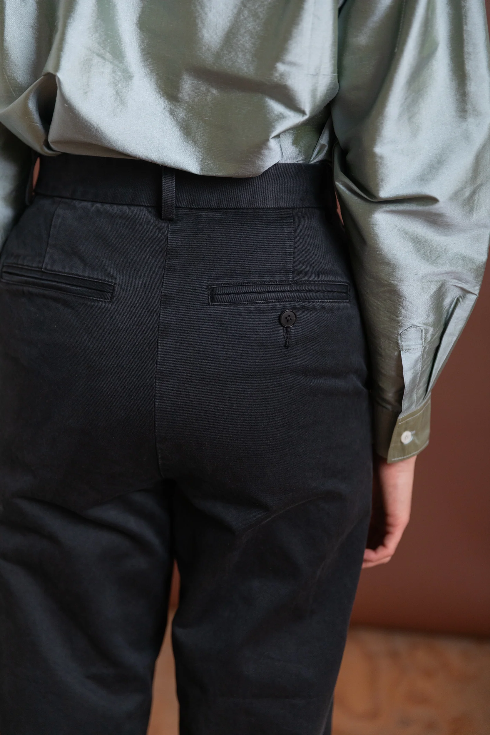 PRODUCT DYED FINX CHINO NARROW PANTS IN BLACK - Image 8