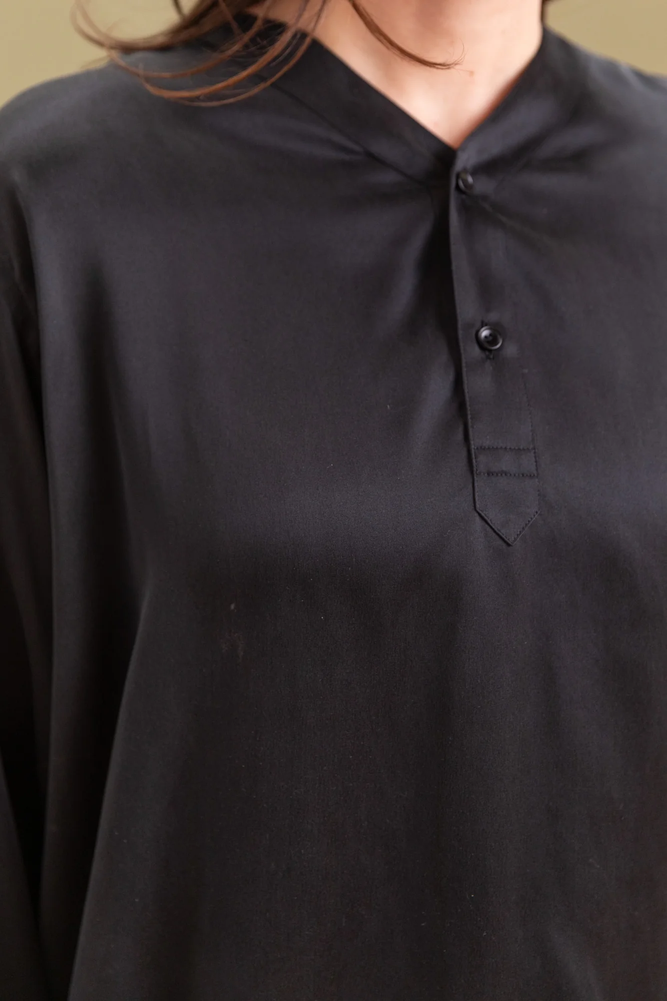 R18 S2 ARROW SHIRT IN BLACK SATURN - Image 4