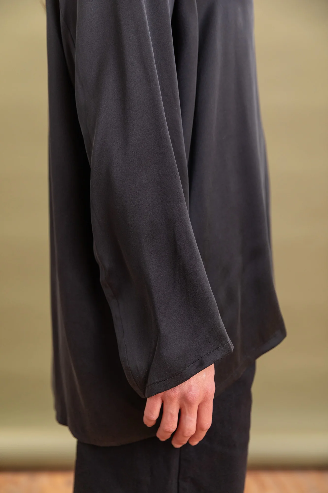 R18 S2 ARROW SHIRT IN BLACK SATURN - Image 7