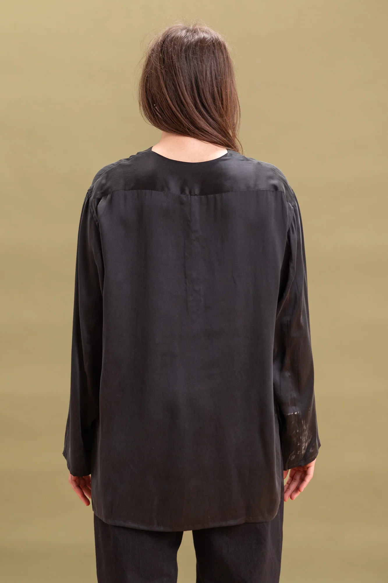 R18 S2 ARROW SHIRT IN BLACK SATURN - Image 8