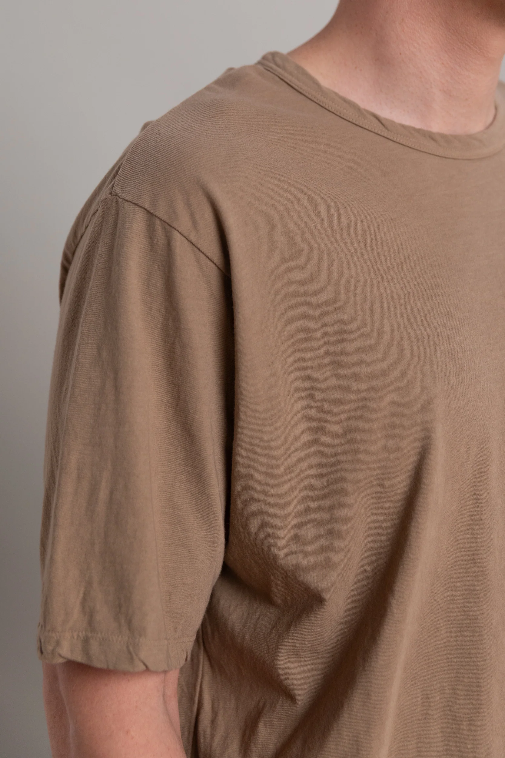 R20 T5 BINDER T-SHIRT IN DUST JERSEY - Image 2
