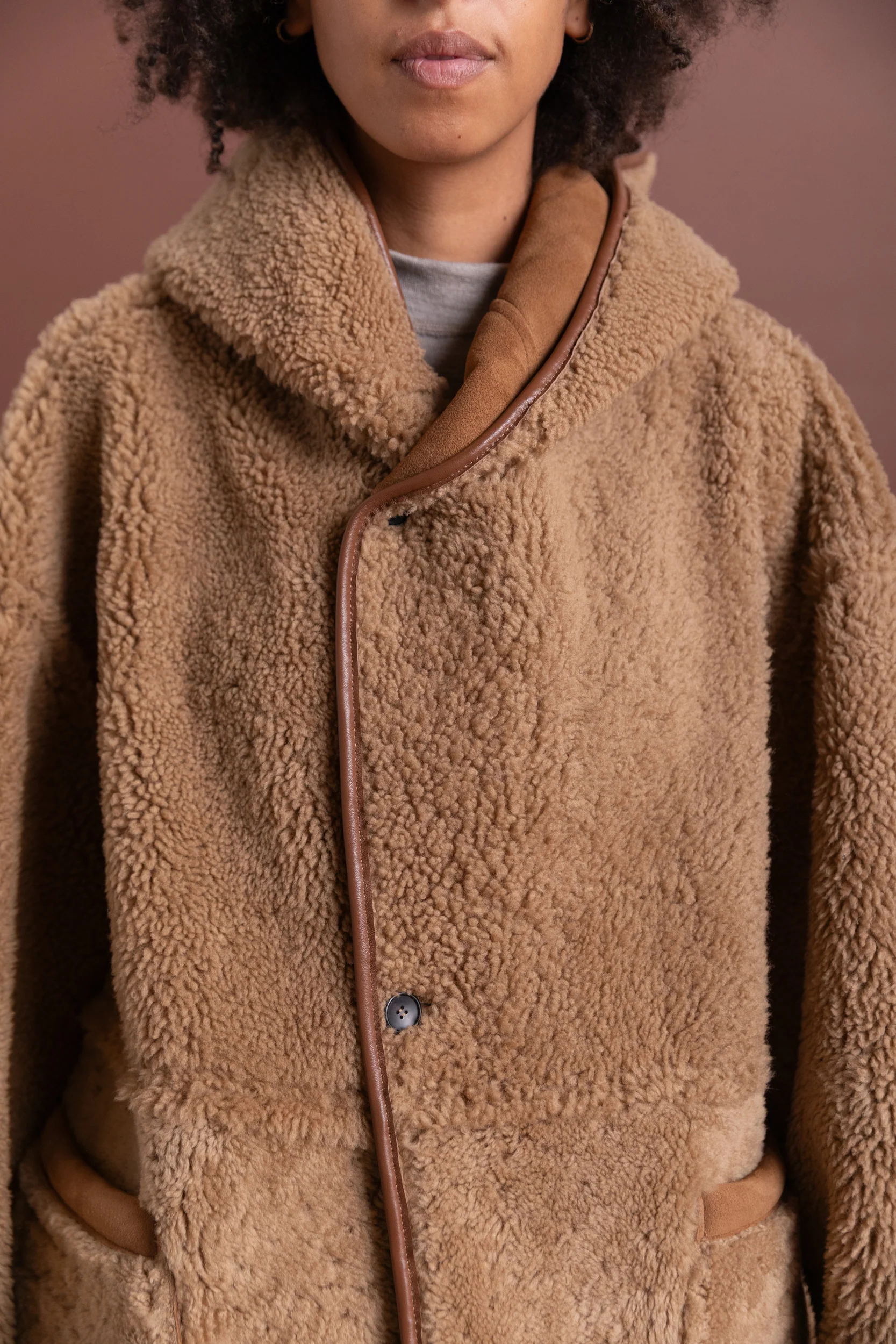 REVERSIBLE HOLLAND COAT IN TAN CURLY SUEDE SHEEPSKIN - Image 10