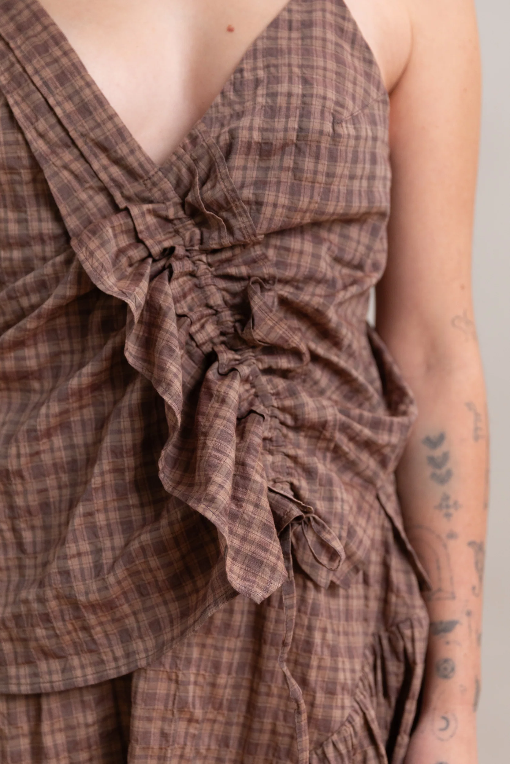 RUFFLE CAMISOLE TANK IN UMBER ORGANIC COTTON - Image 2