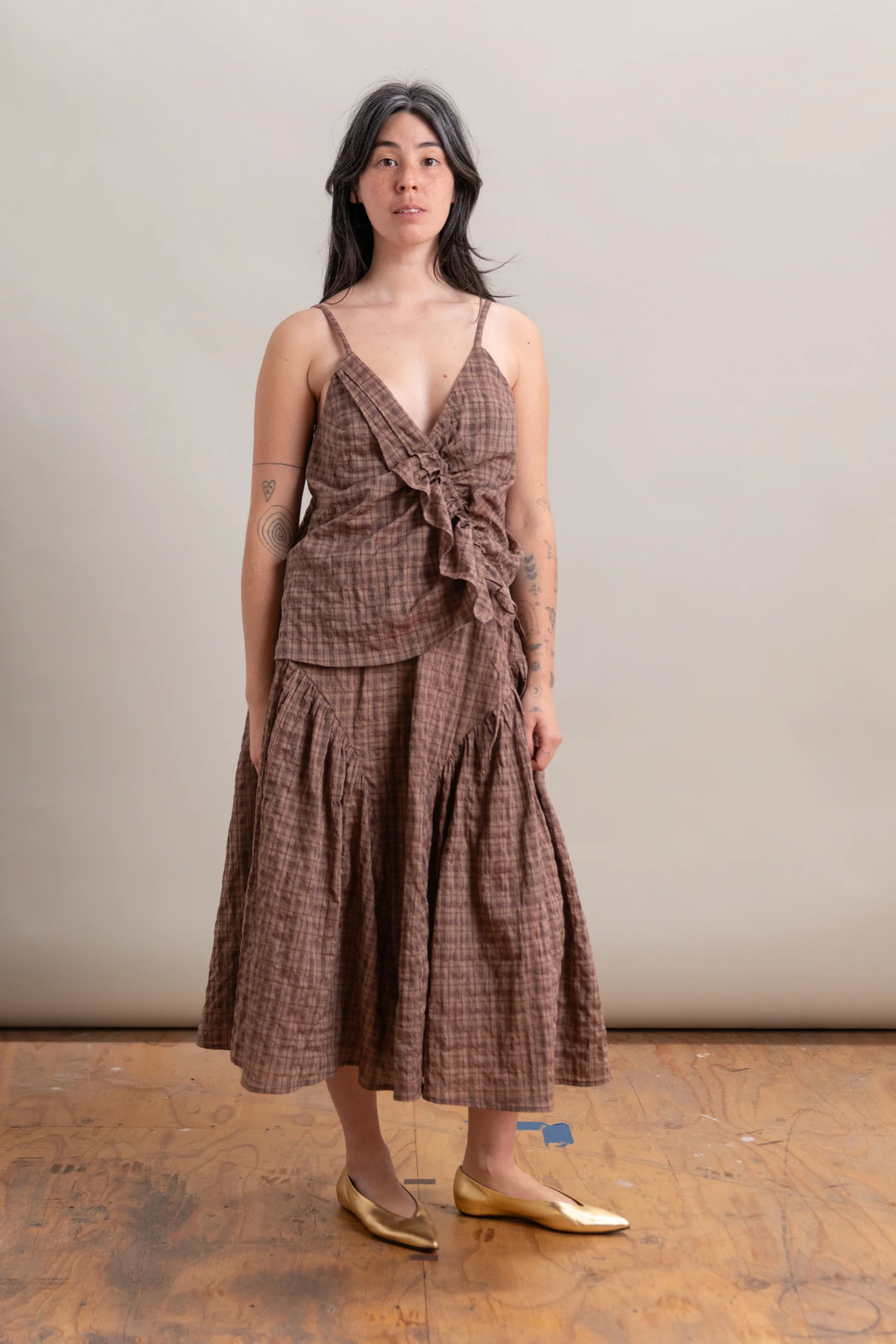 RUFFLE CAMISOLE TANK IN UMBER ORGANIC COTTON - Image 3