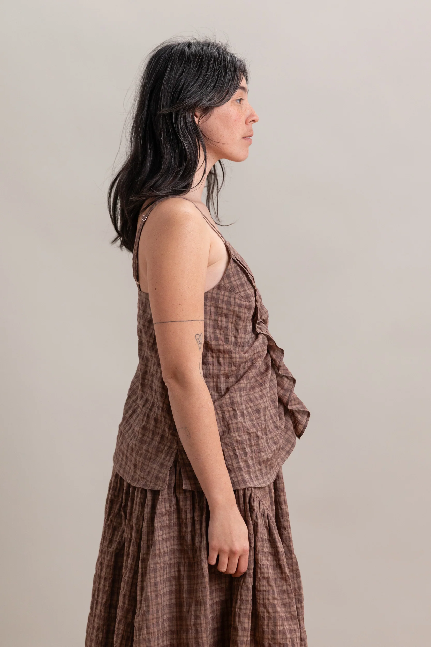 RUFFLE CAMISOLE TANK IN UMBER ORGANIC COTTON - Image 4