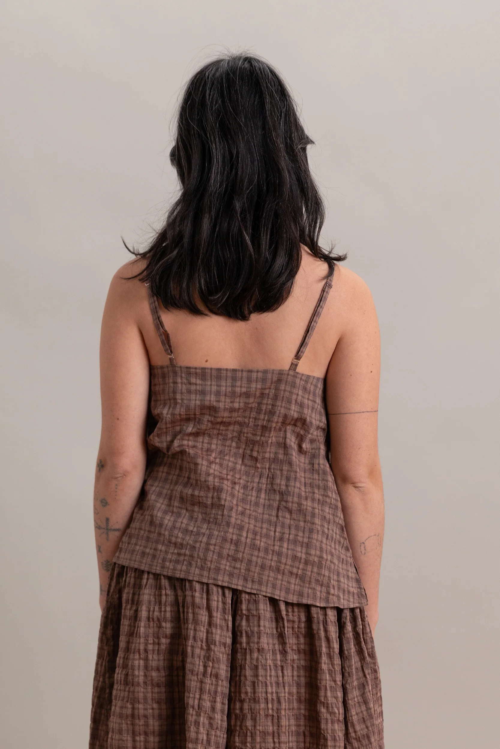 RUFFLE CAMISOLE TANK IN UMBER ORGANIC COTTON - Image 5