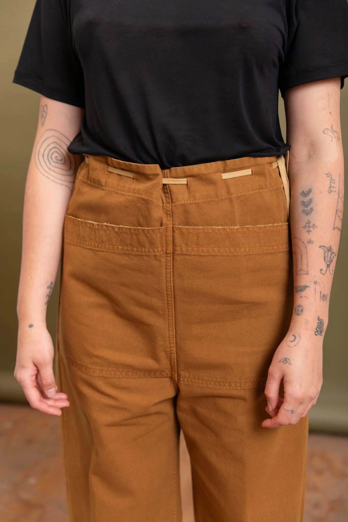 SESSAN PANT IN GOLD COTTON CANVAS - Image 5
