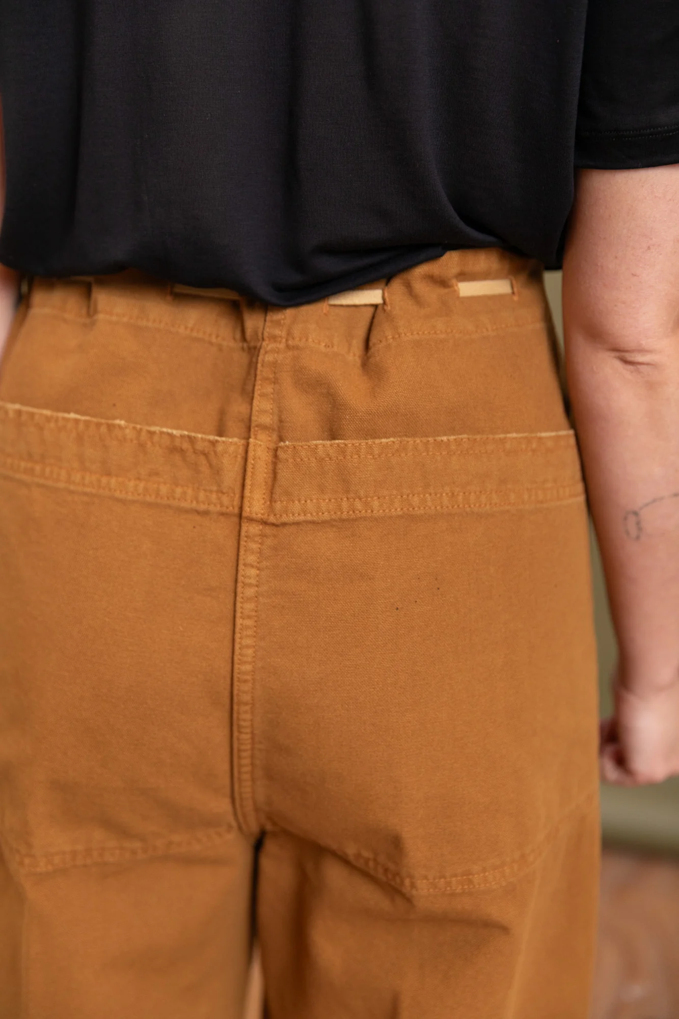SESSAN PANT IN GOLD COTTON CANVAS - Image 9