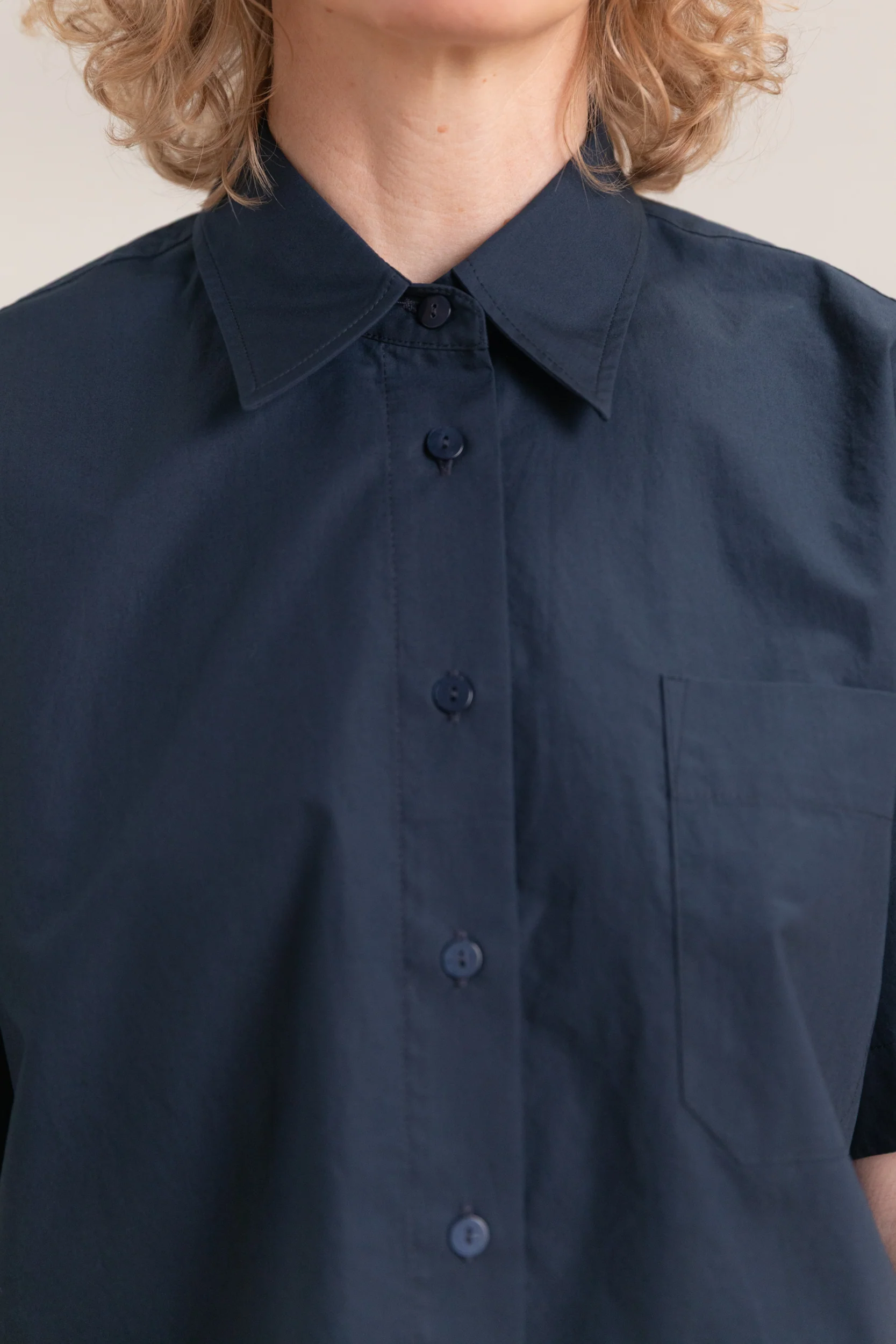 SHORT SLEEVE COTTON SHIRT IN NAVY - Image 5