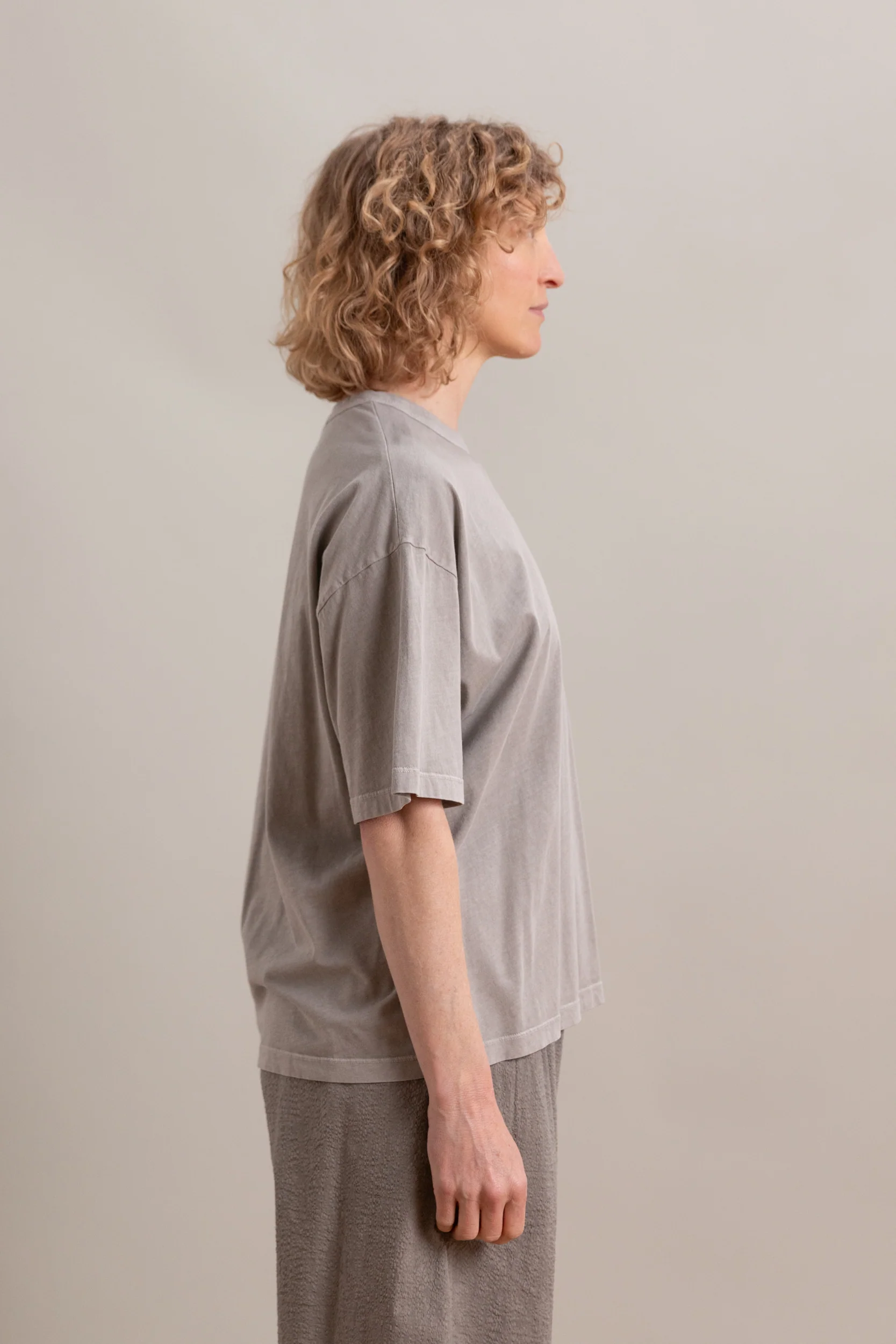 WIDE SHORT SLEEVE TEE IN GREY - Image 5