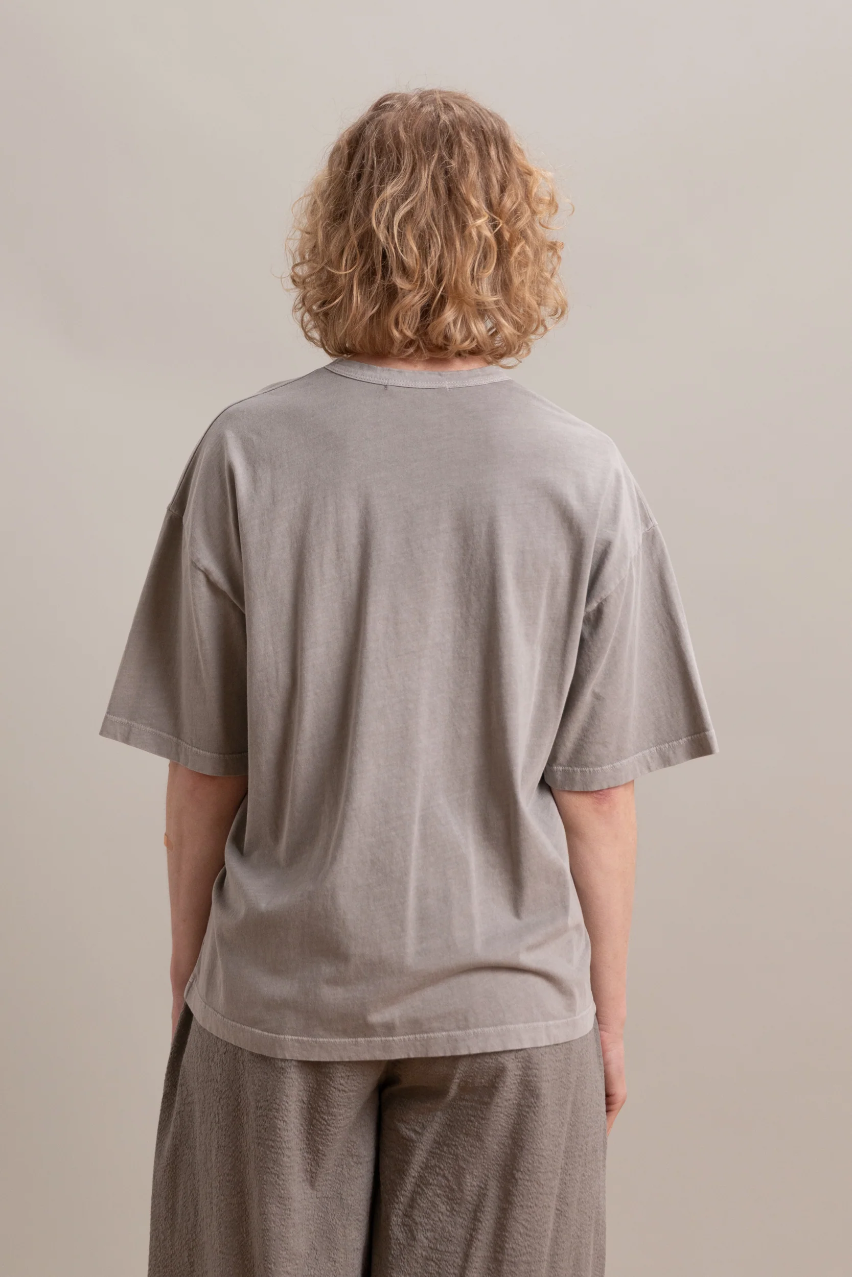 WIDE SHORT SLEEVE TEE IN GREY - Image 6