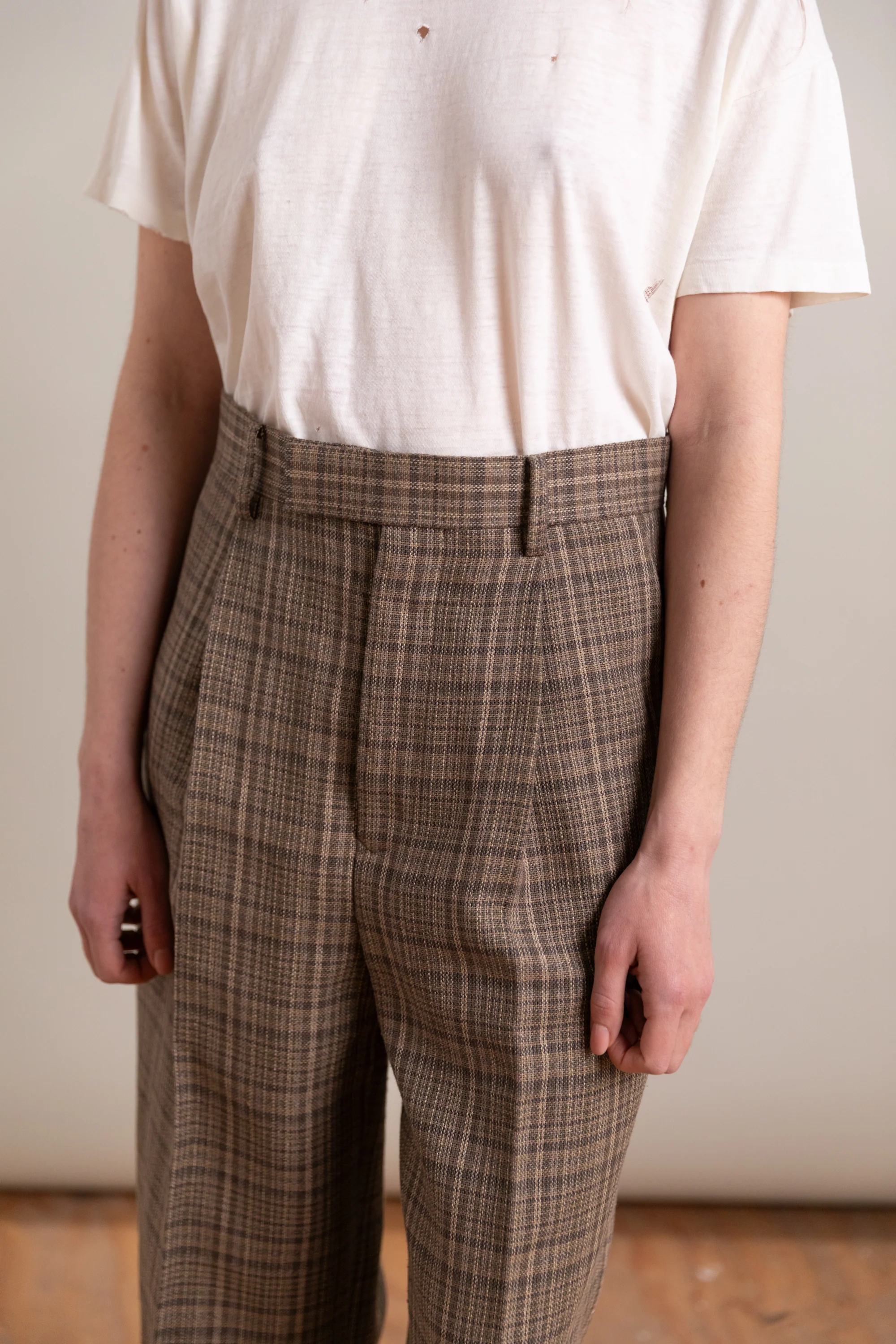 SILK LINEN NEP CHECK ONE-TUCK SLACKS IN DARK BROWN CHECK - Image 2
