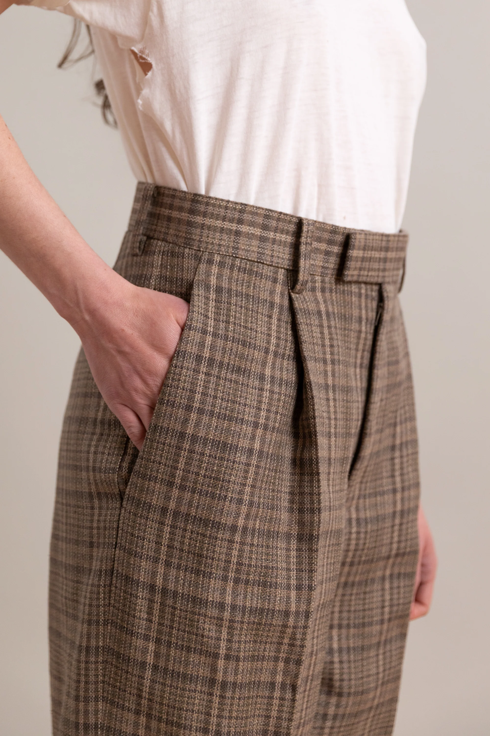 SILK LINEN NEP CHECK ONE-TUCK SLACKS IN DARK BROWN CHECK - Image 3