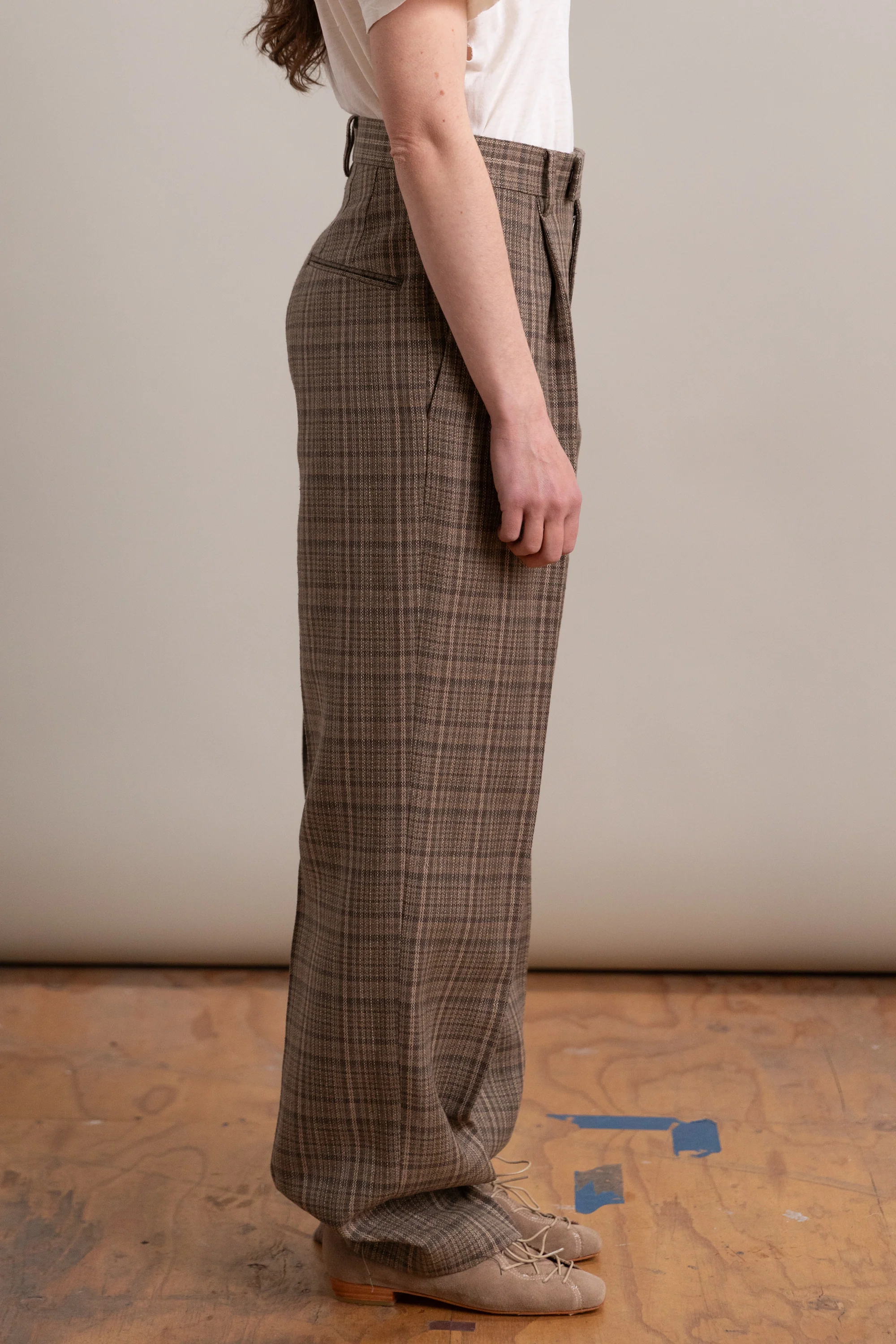 SILK LINEN NEP CHECK ONE-TUCK SLACKS IN DARK BROWN CHECK - Image 6