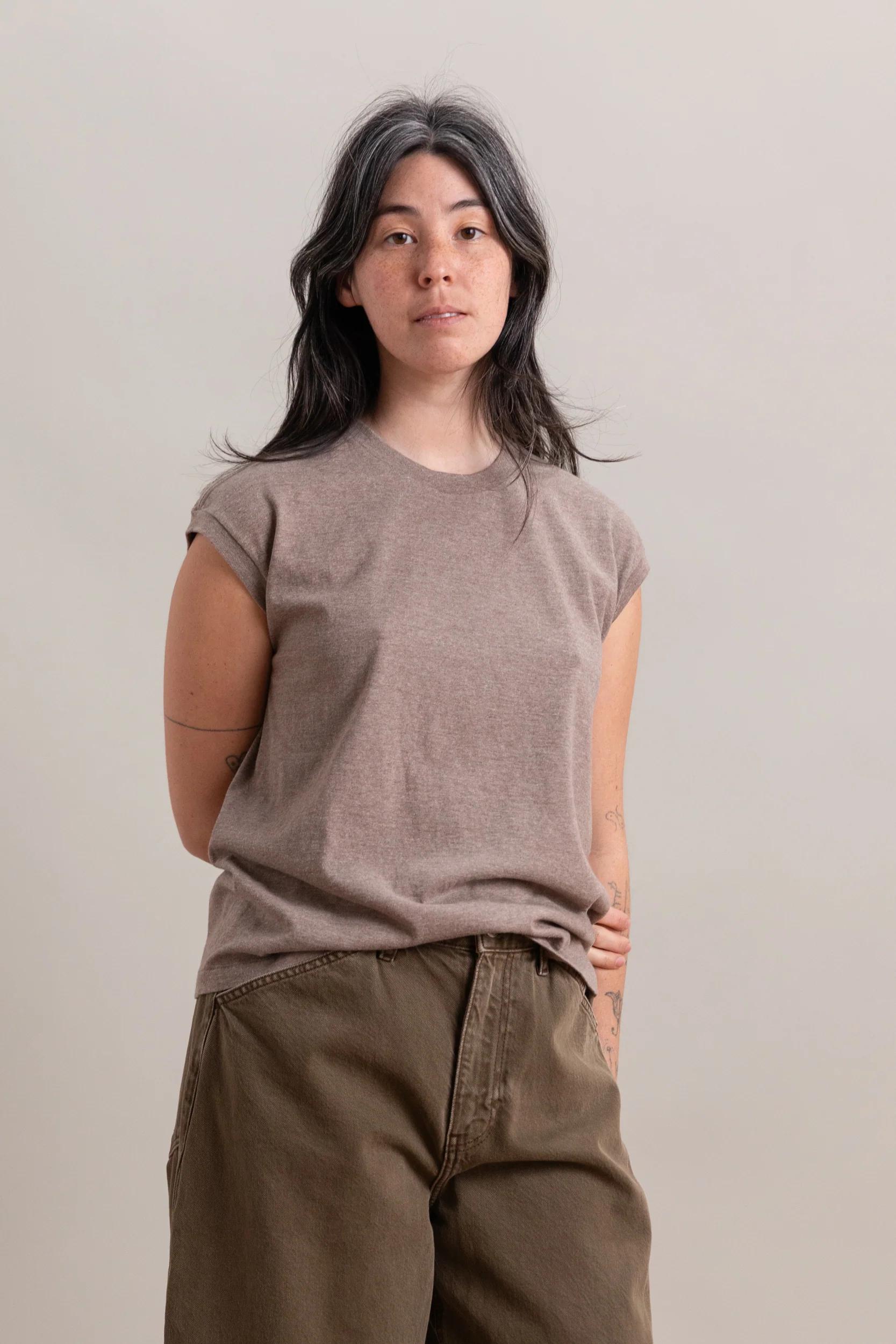 SLEEVELESS SEAMLESS CREWNECK IN TOP BROWN - Image 3