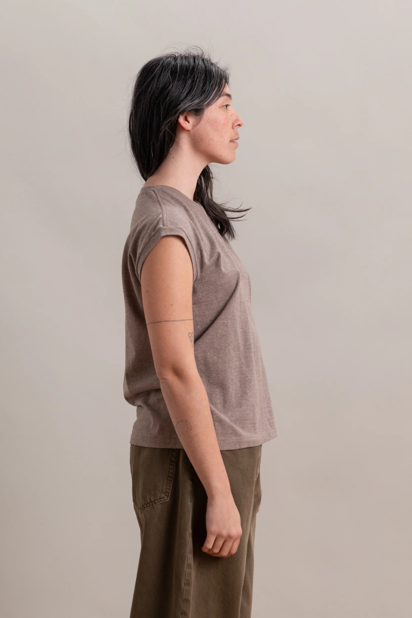 SLEEVELESS SEAMLESS CREWNECK IN TOP BROWN - Image 4