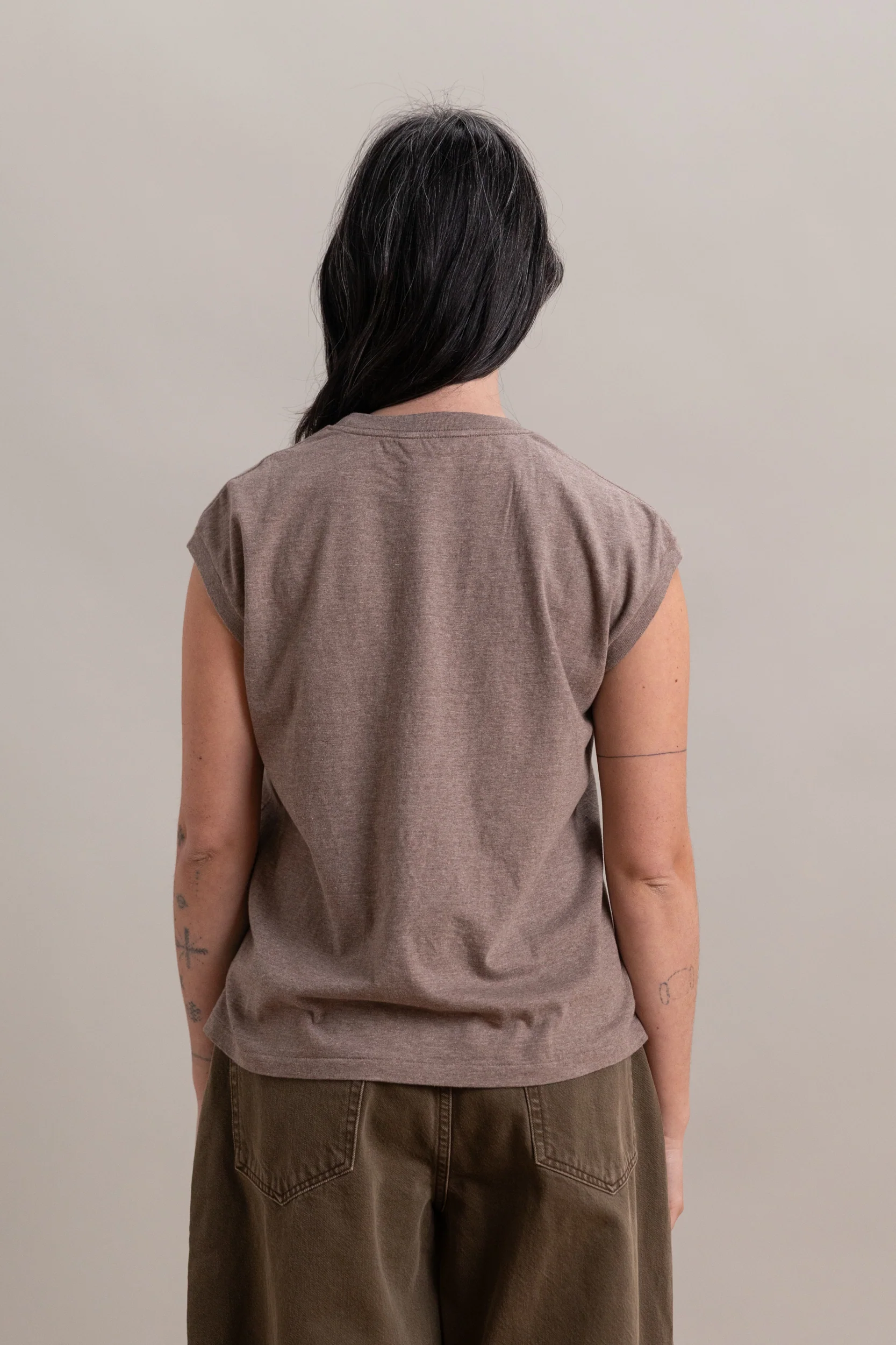 SLEEVELESS SEAMLESS CREWNECK IN TOP BROWN - Image 5