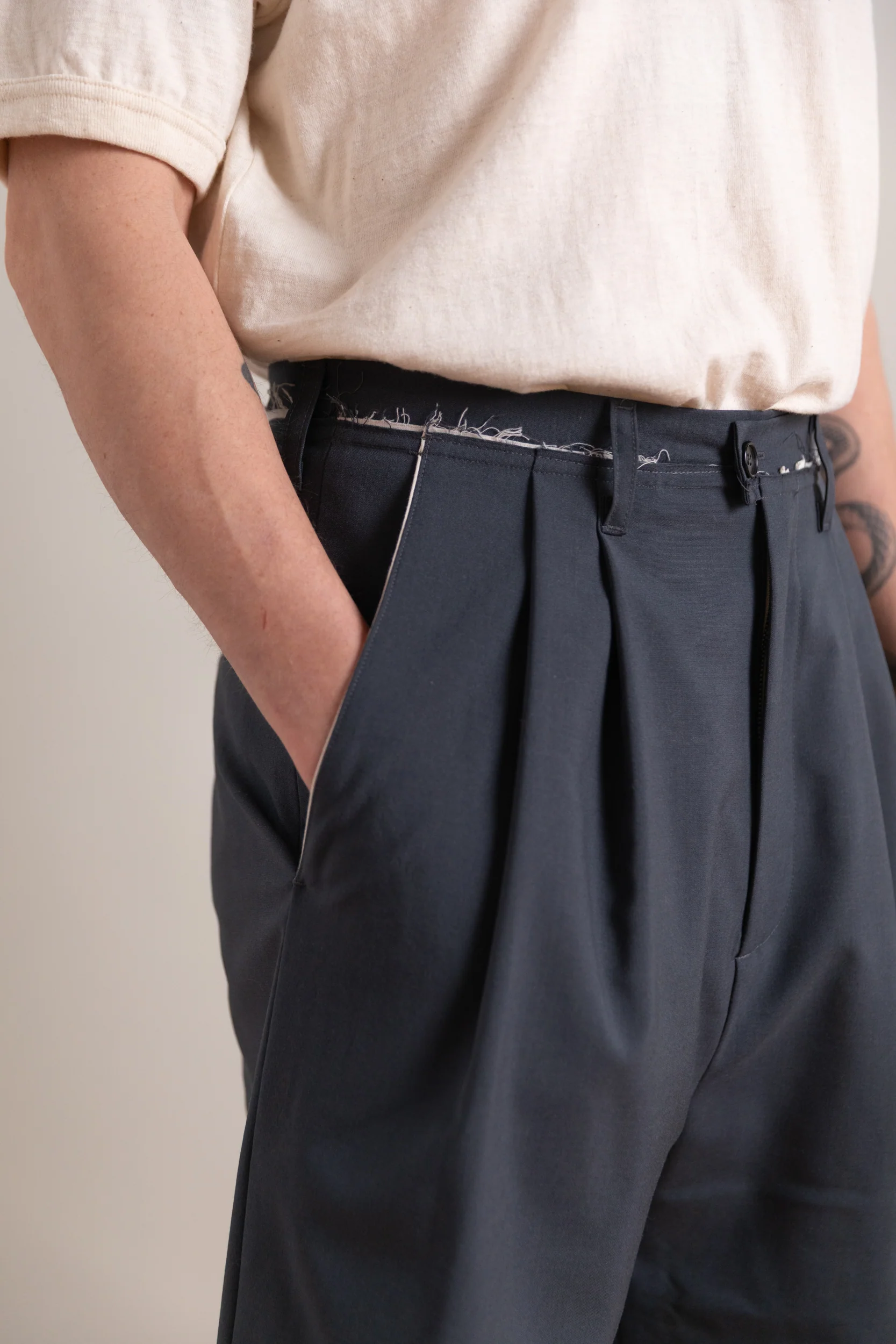 SLIM SUIT SHORTS IN PETROL - Image 5