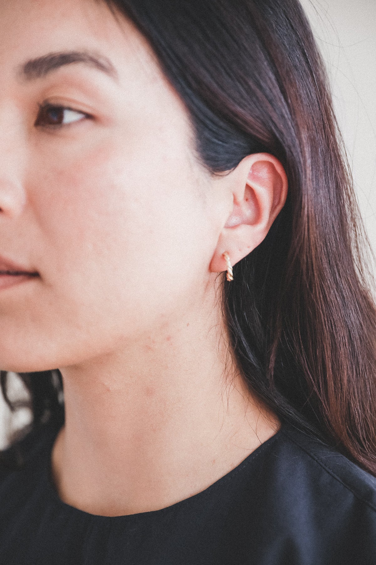 SMALL ROPE HOOPS IN 14K GOLD - Image 2
