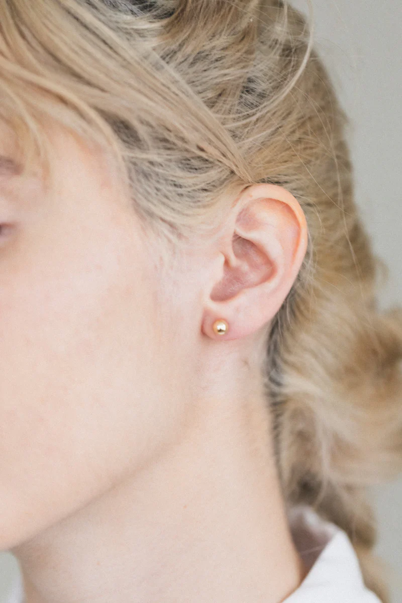 SMALL SPHERE STUD IN 14K GOLD (SINGLE) - Image 2