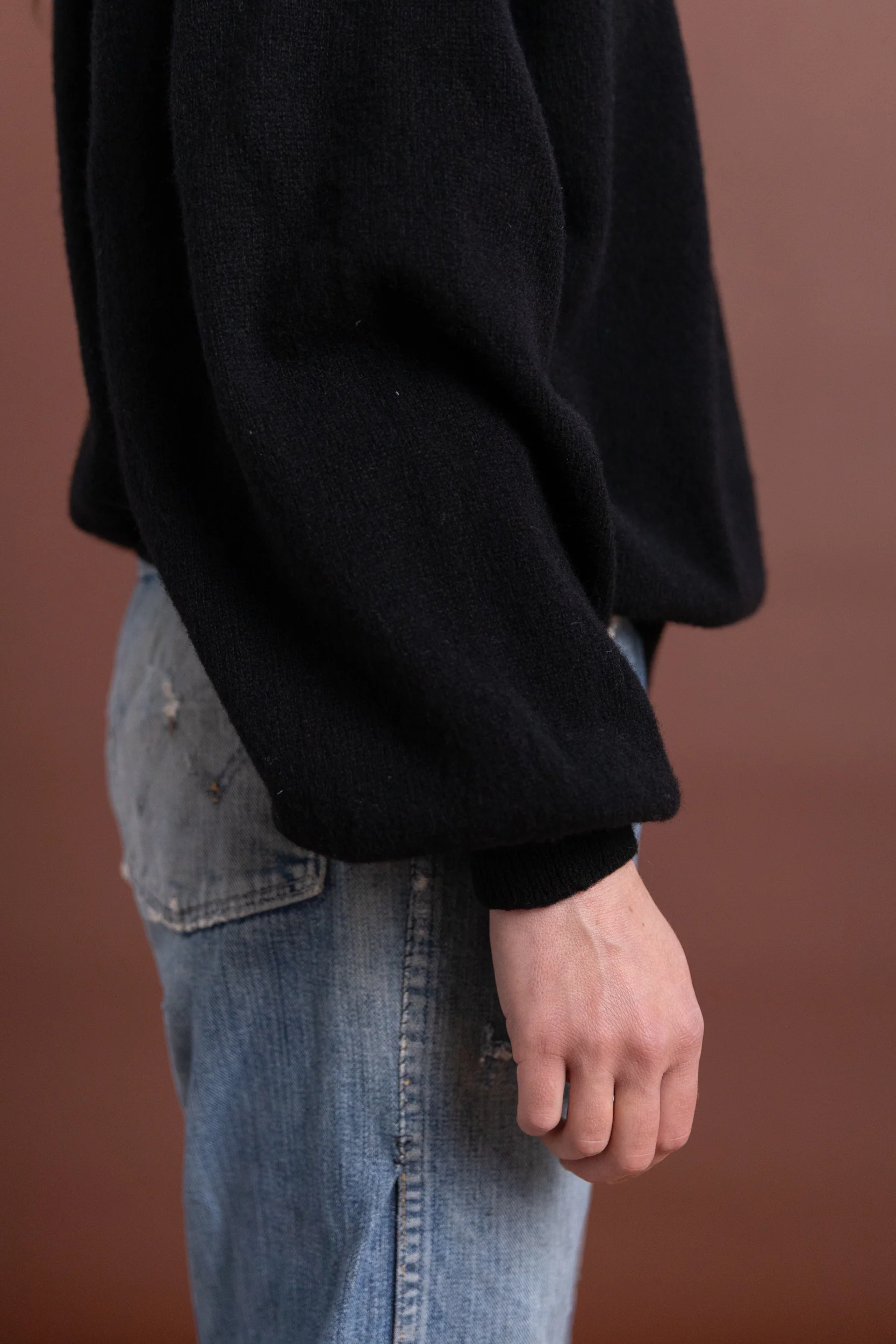SOAR VNECK IN BLACK RECYCLED CASHMERE - Image 7