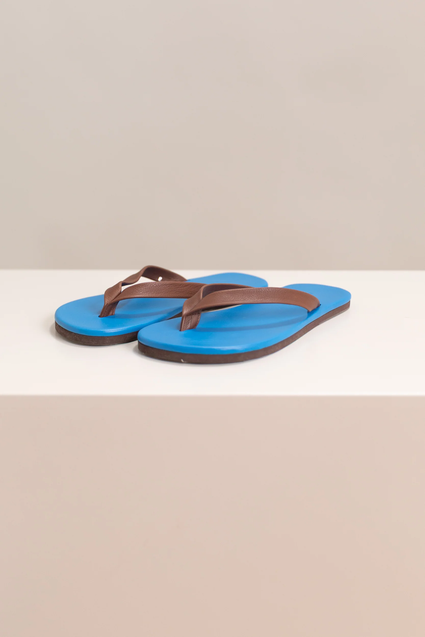 SOFT LEATHER FLIP-FLOPS IN BLUE & BROWN - Image 3