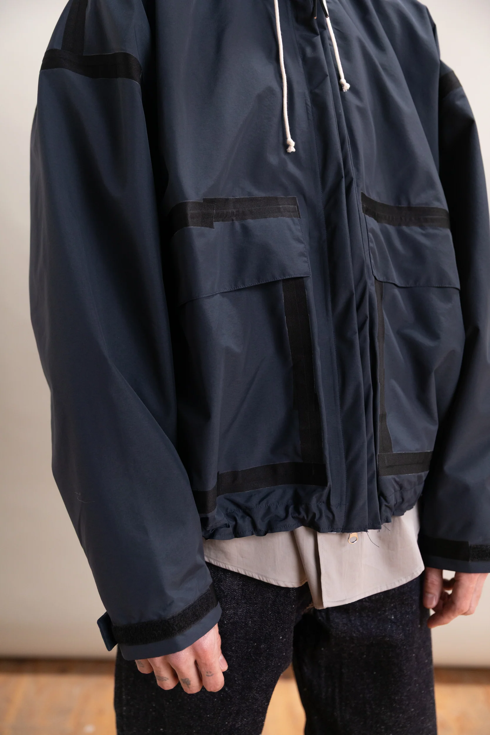 TAPED OUTDOOR JACKET IN NAVY - Image 10