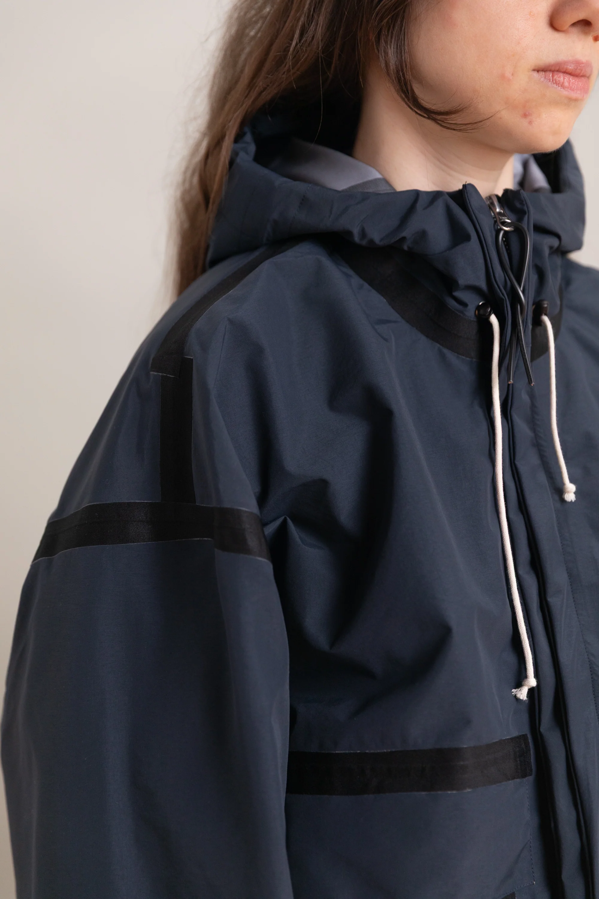 TAPED OUTDOOR JACKET IN NAVY - Image 3