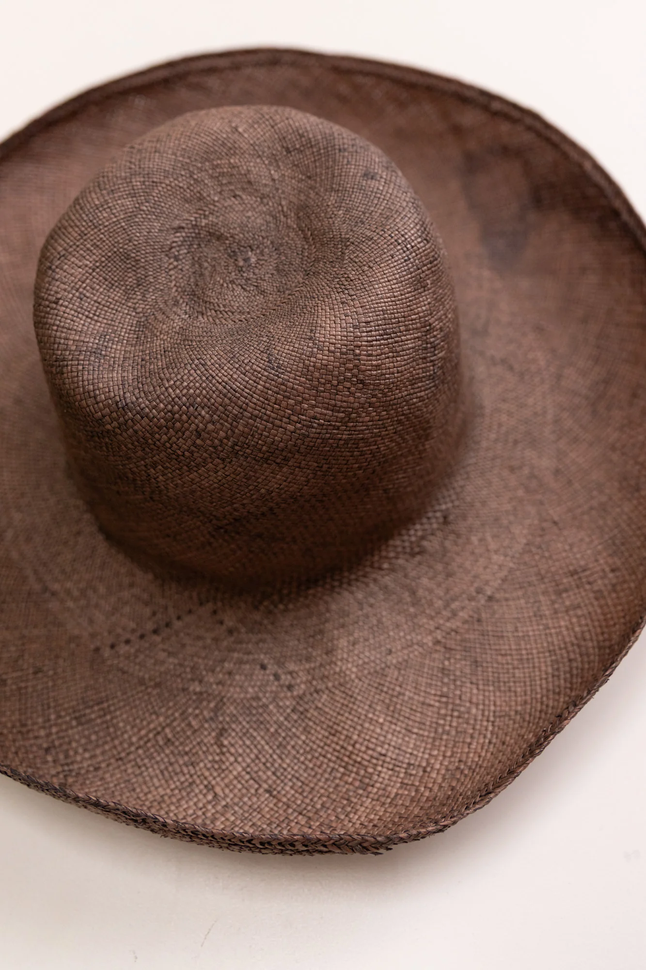 THE LOUNGE HAT IN WALNUT DYED PANAMA STRAW - Image 3