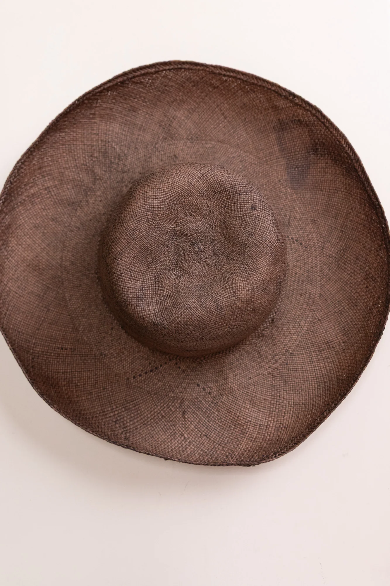 THE LOUNGE HAT IN WALNUT DYED PANAMA STRAW - Image 4