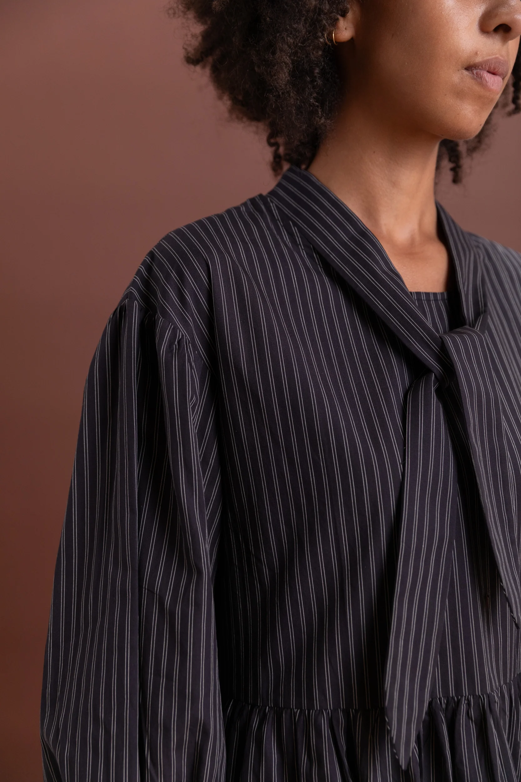 THERISE DRESS IN BLACK STRIPE - Image 2