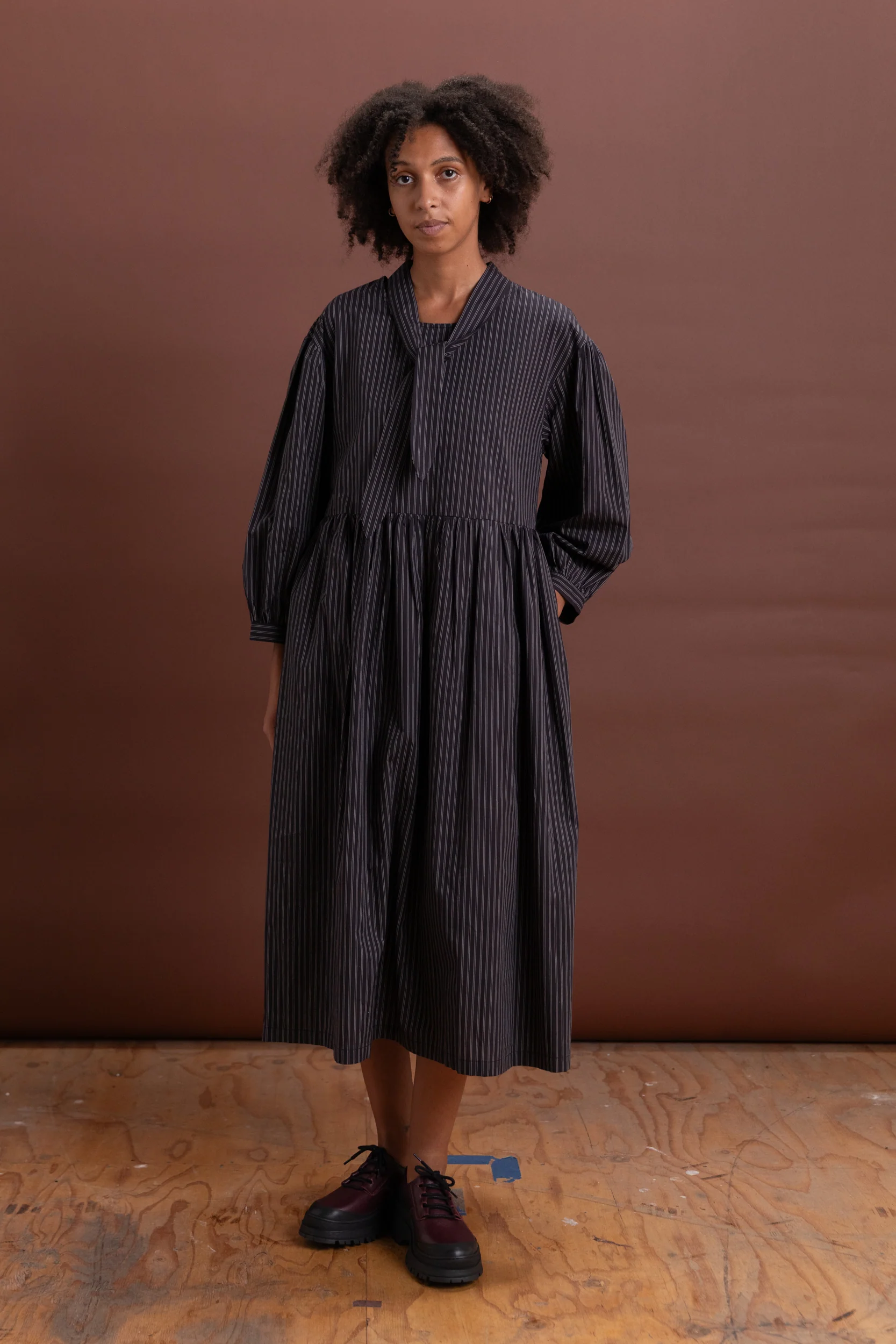THERISE DRESS IN BLACK STRIPE - Image 4