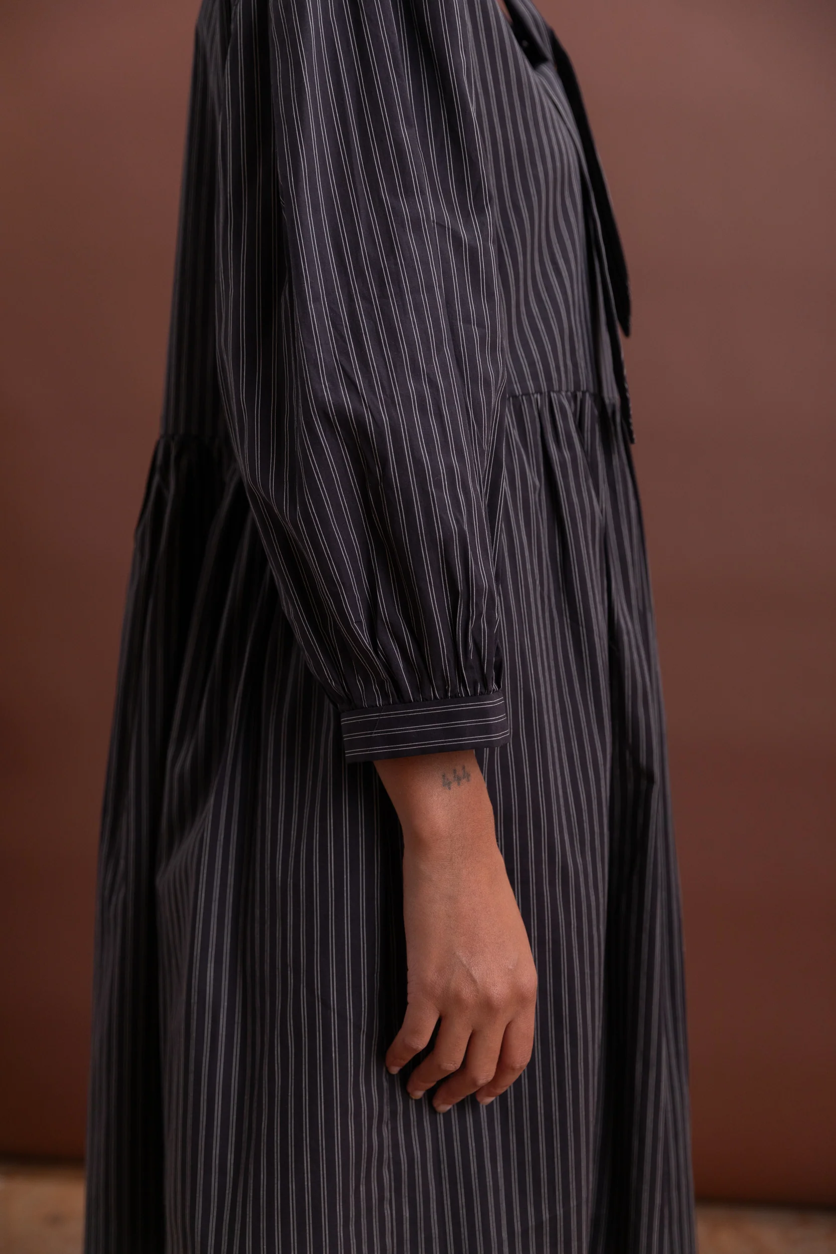 THERISE DRESS IN BLACK STRIPE - Image 5