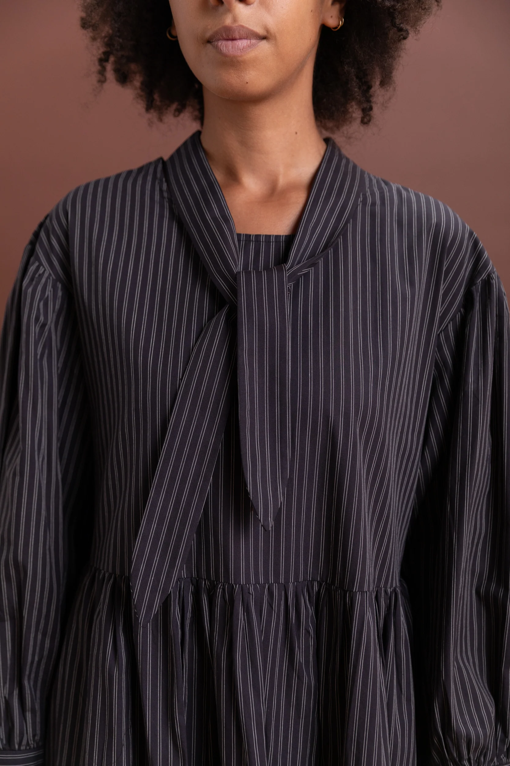 THERISE DRESS IN BLACK STRIPE - Image 7